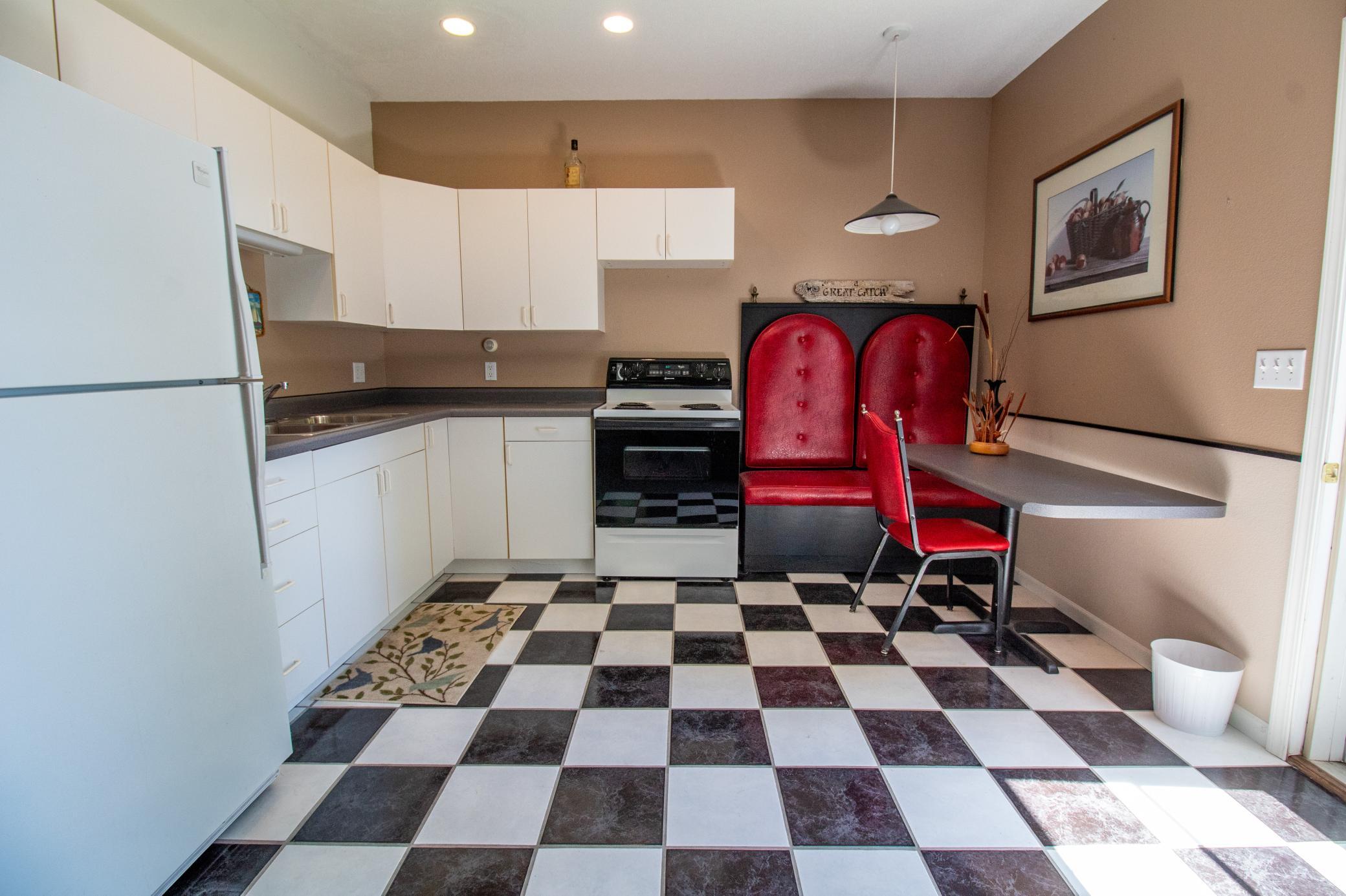 bonus_kitchen_dining_area.jpg
