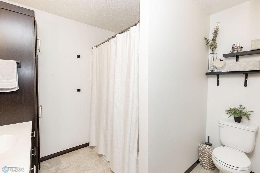 Bathroom 1- Hollywood Bath