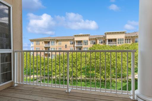 Beautiful courtyard, tree-top views from LR & spacious deck!