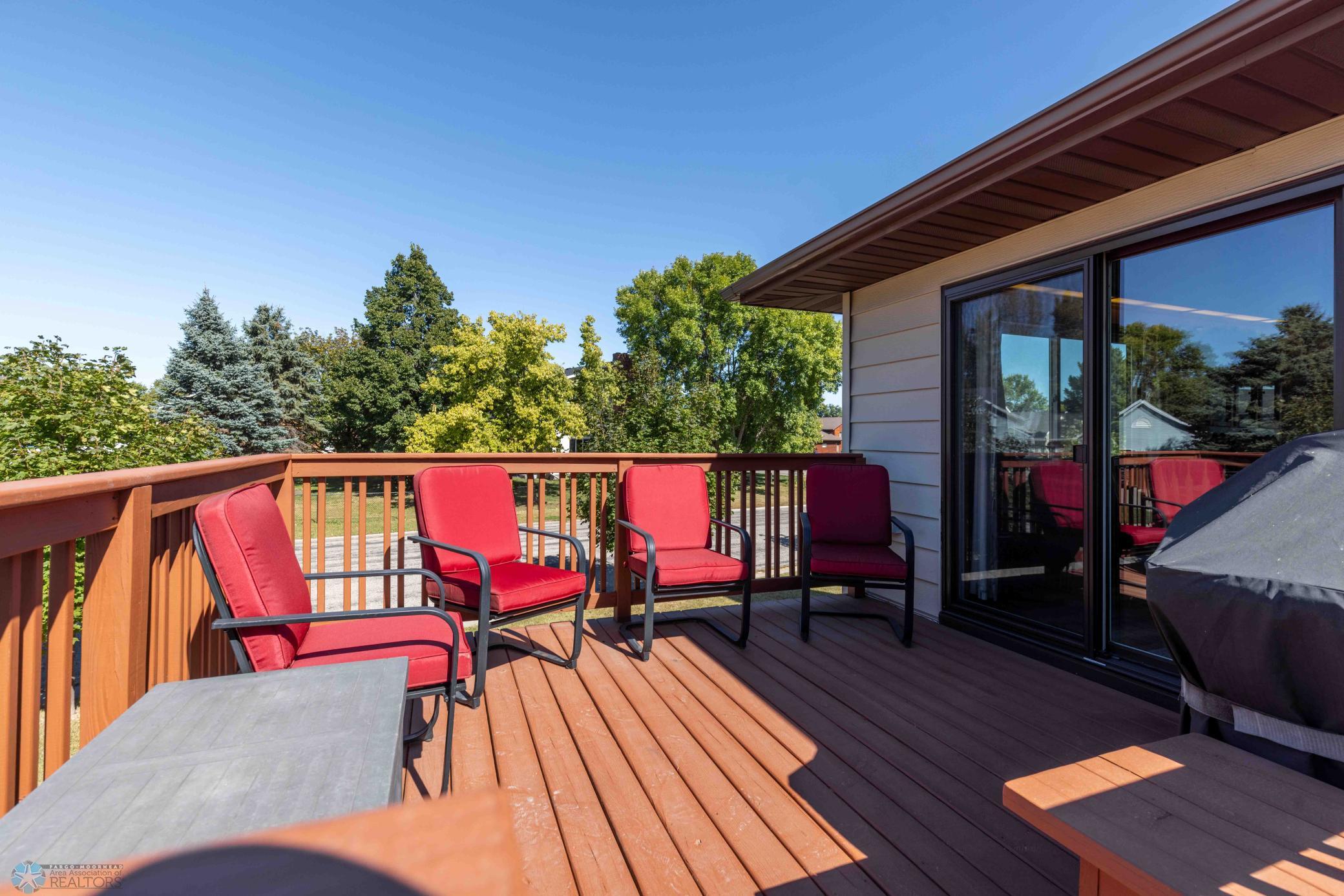Great deck for entertaining!