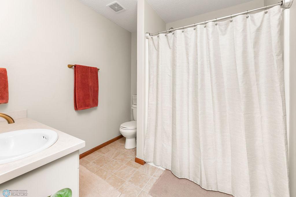Spacious Hollywood Full Bathroom on the upper level