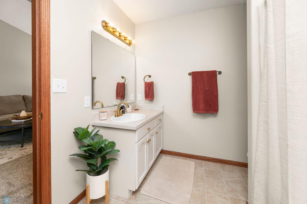 Hollywood bath ensuite