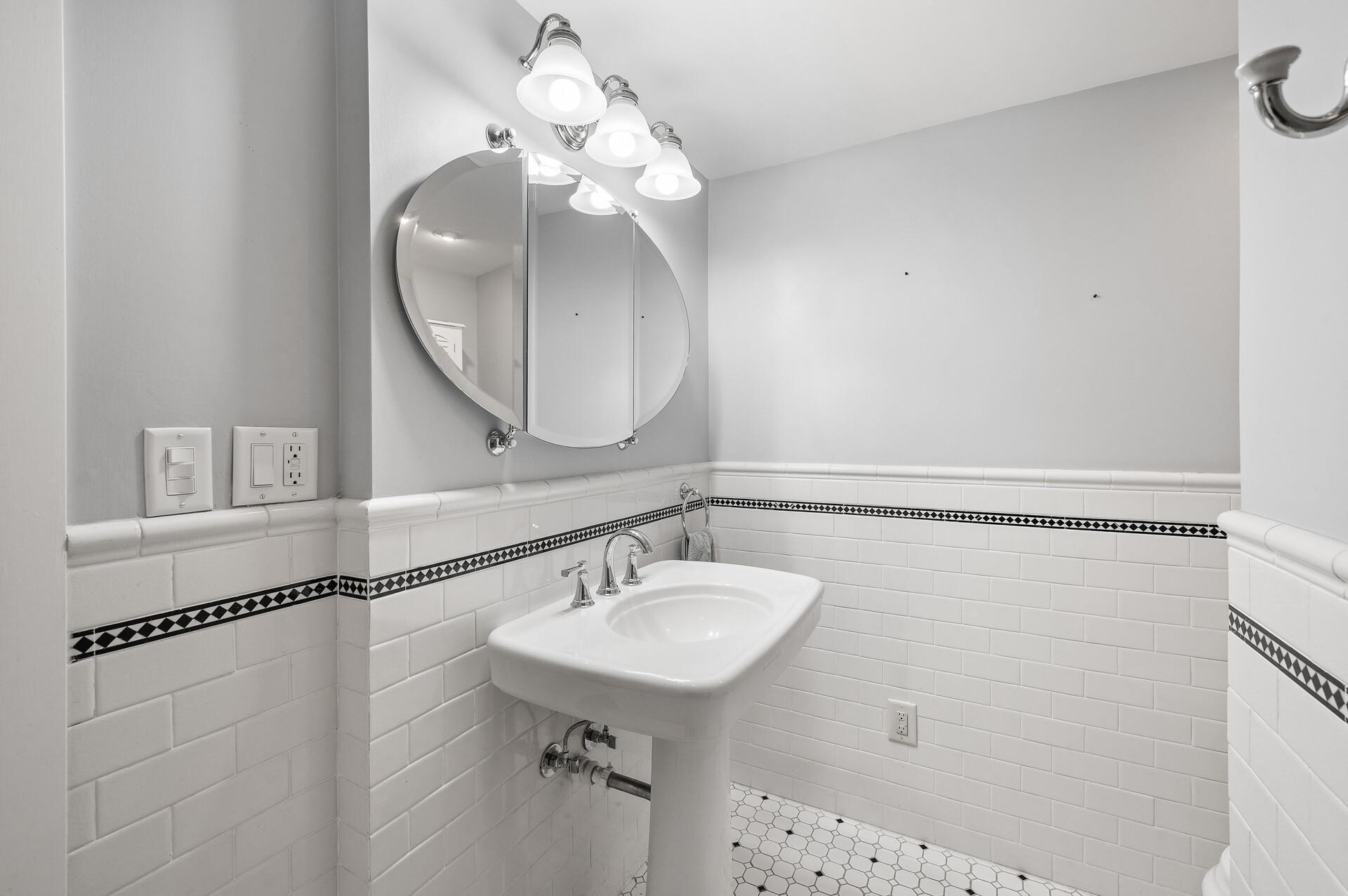 Lower level 3/4 bath.