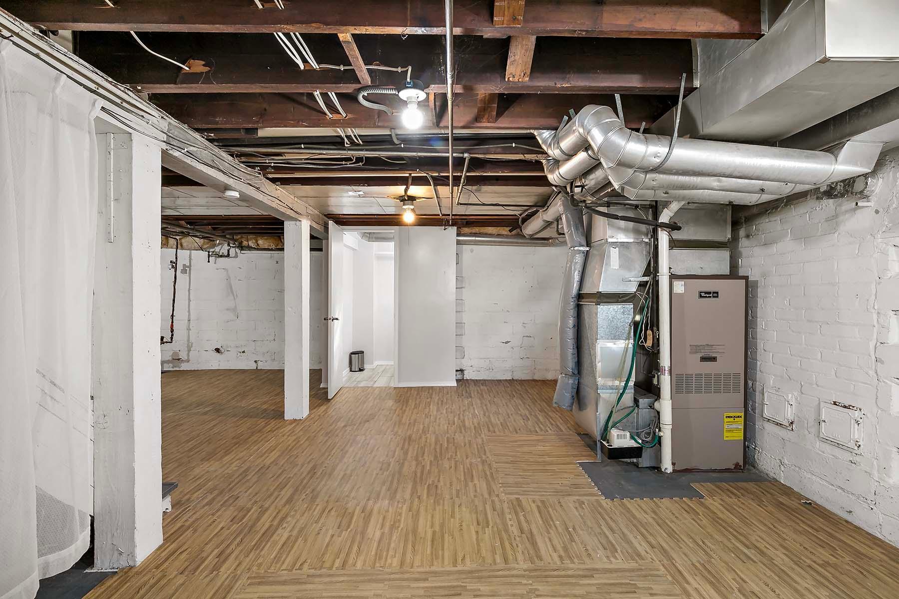 View towards 1/2 bath.