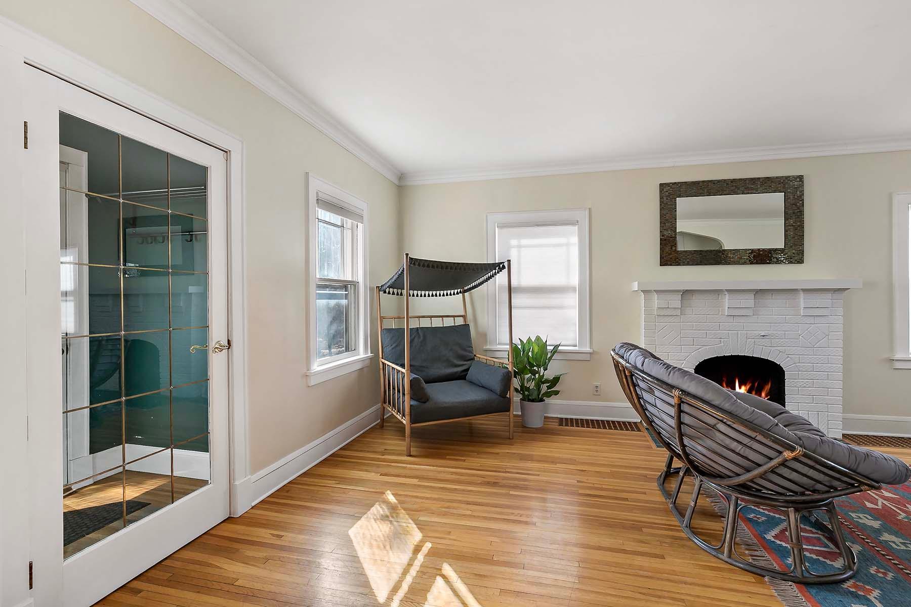 A full-glass vestibule door allows natural light to enter and provides occupants with a clear view of visitors.