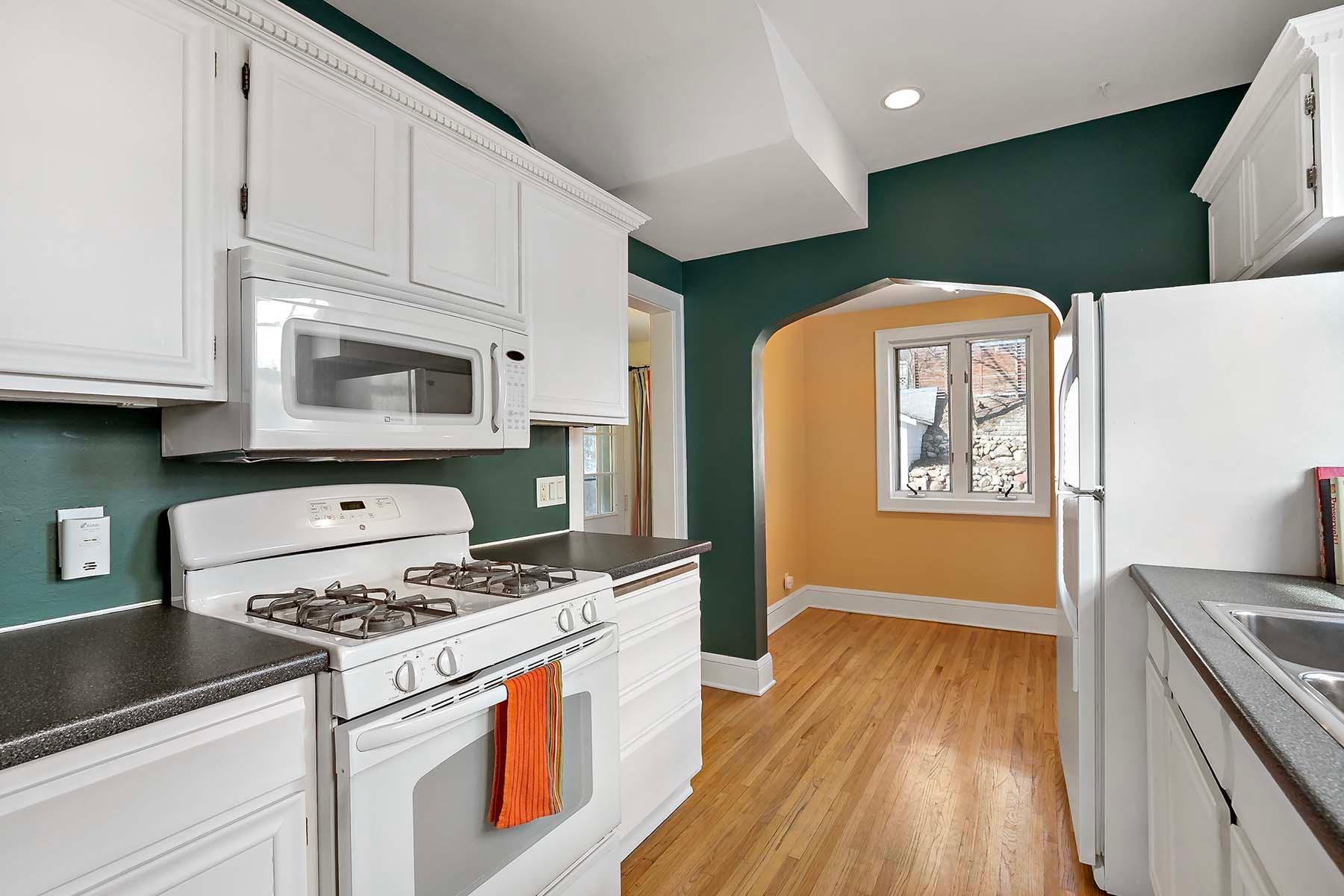 The chef in your household will appreciate the gas range and its proximity to the sink and refrigerator for an efficient and ergonomic kitchen work triangle.