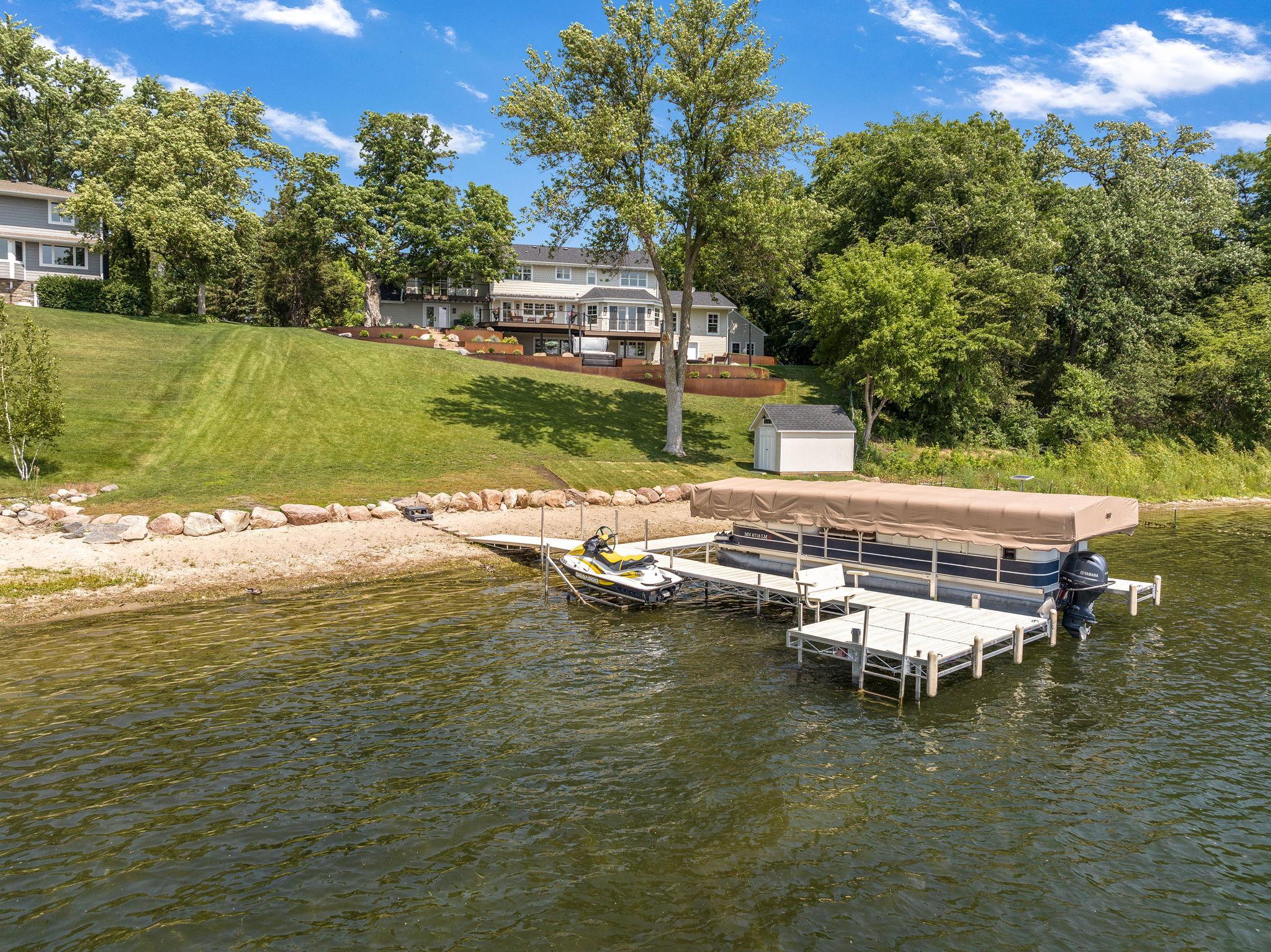 Nothing but peacefulness, privacy and dramatic views! All this about 1/2 hour away from DT Mpls. and St. Paul and the airport. Attend Saturday morning Farmers Market right in downtown Prior Lake. Great local restaurants and boutiques too!
