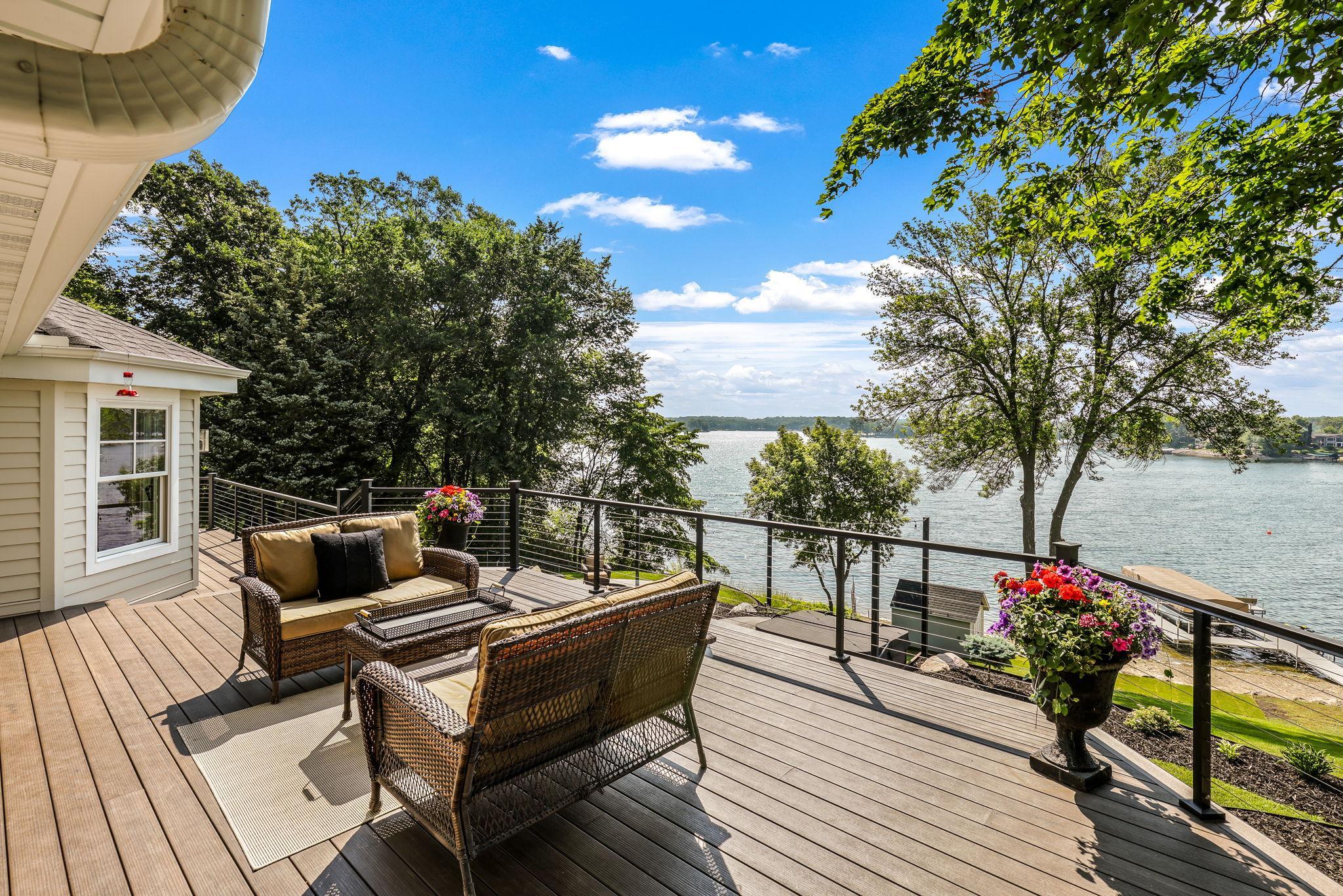 Lots of great space on this big deck to host all of your gatherings at the lake! Unobstructed views of the lake with this wonderful cable railing.