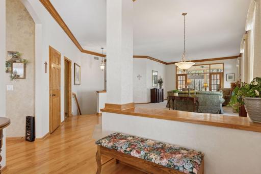 10' ceilings, solid hardwood flooring