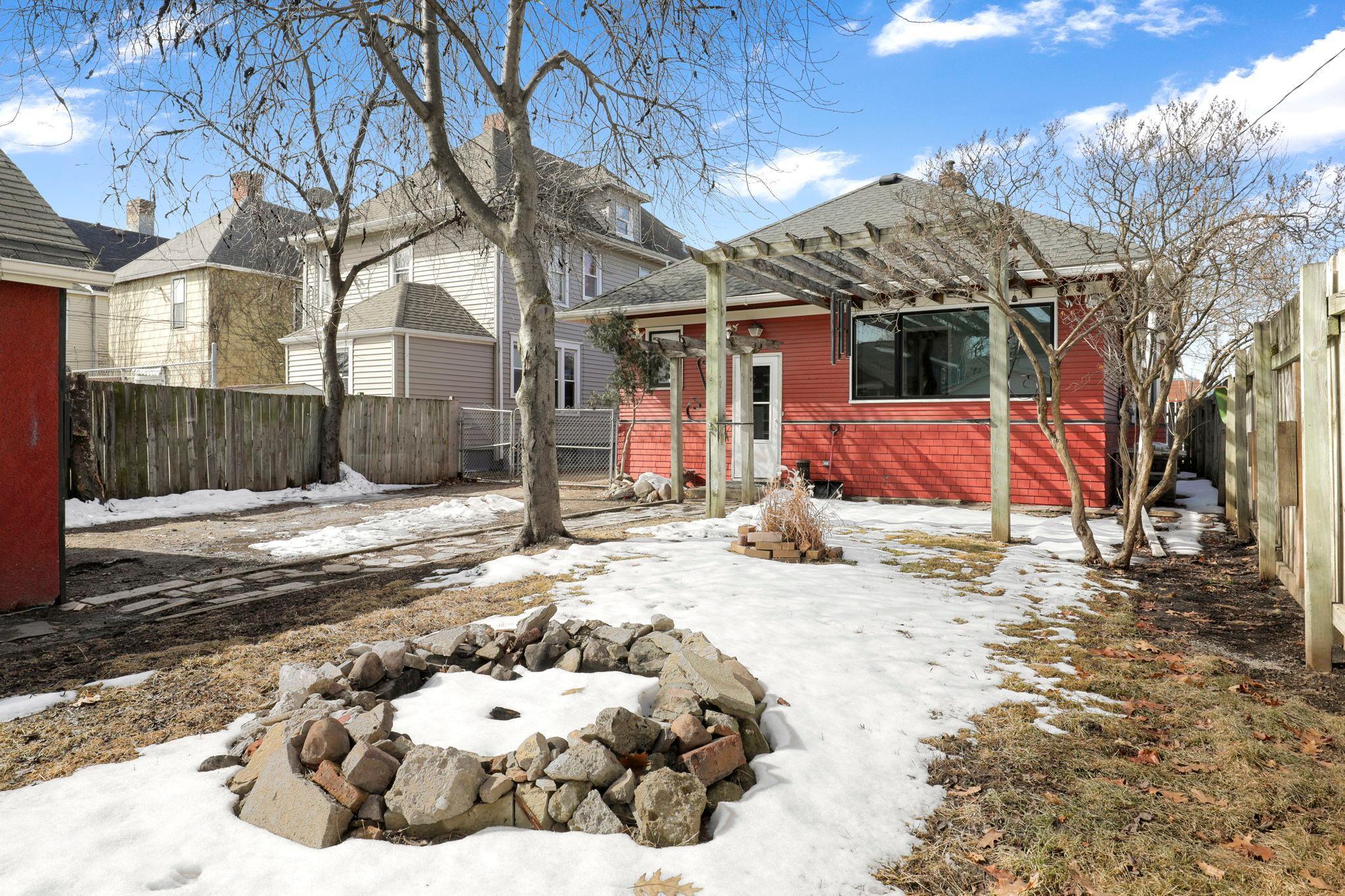 Nice fire pit for good memories.