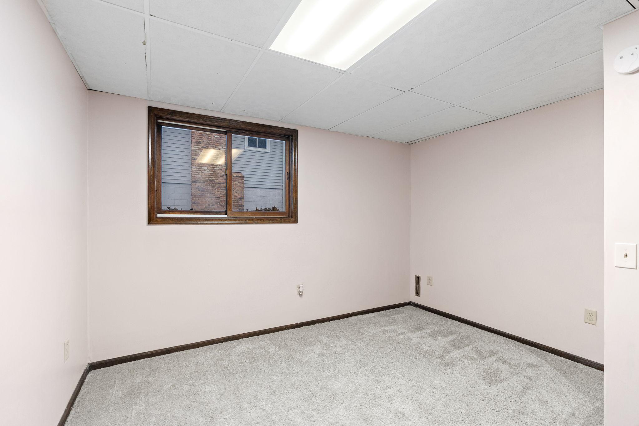 Third bed (in lower level)