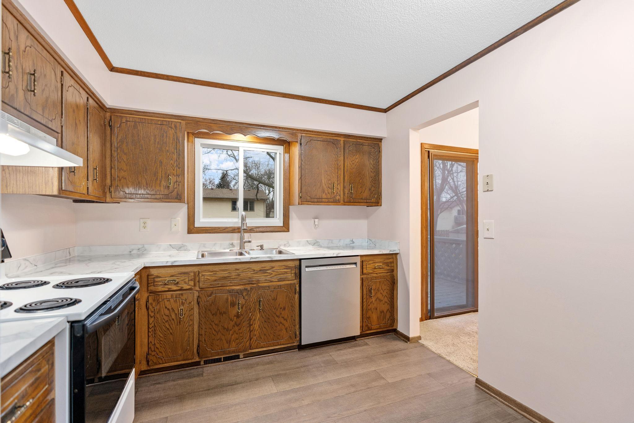 Effortless flow between dining and kitchen