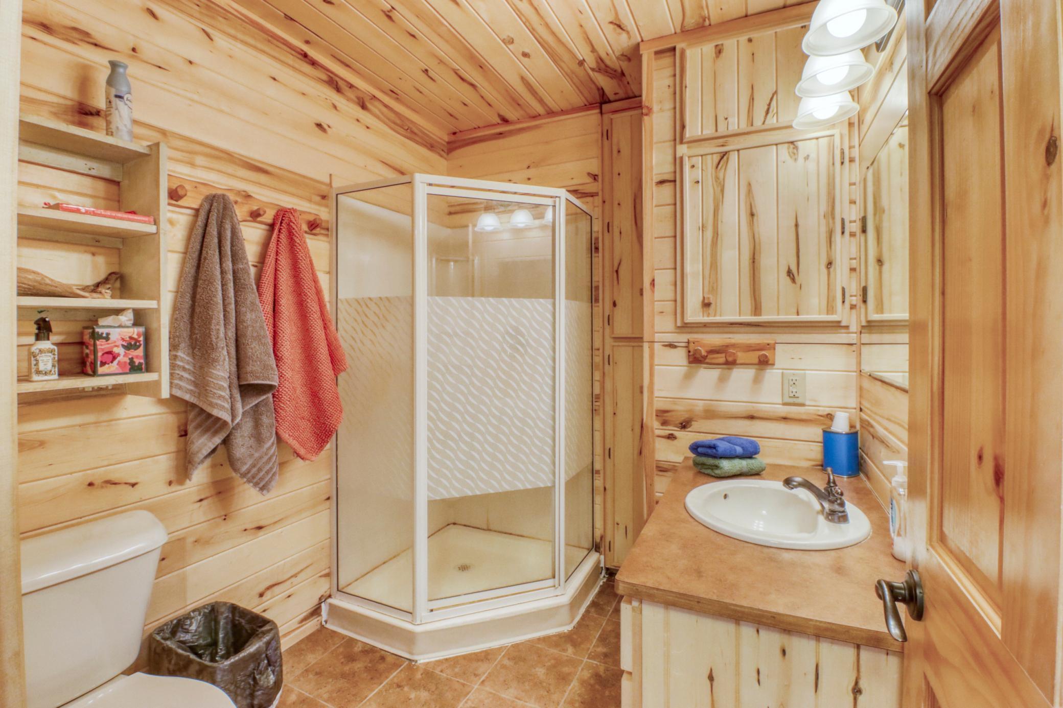 Bathroom1_1.JPG