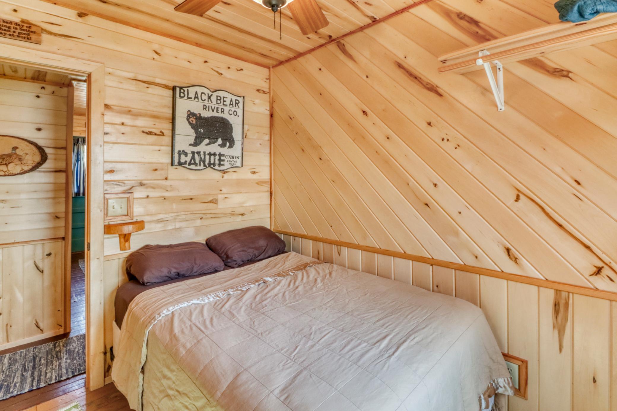 Bedroom1_1.JPG