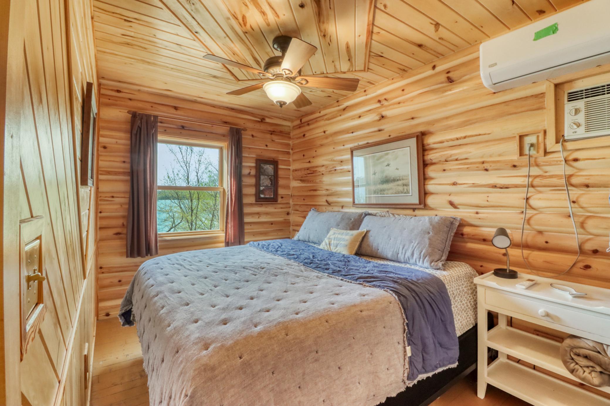 Bedroom2_1.JPG