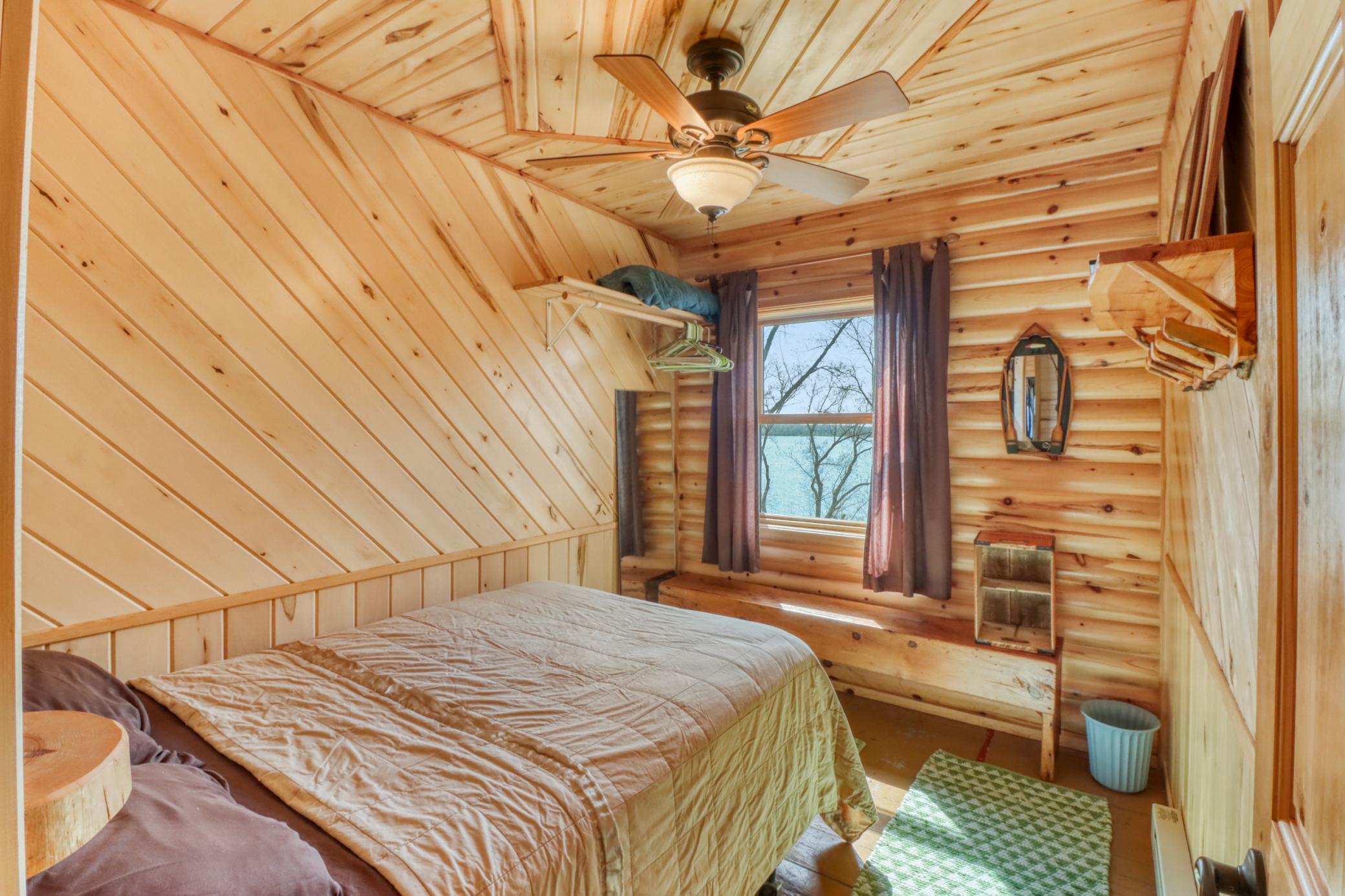Bedroom1_0.JPG