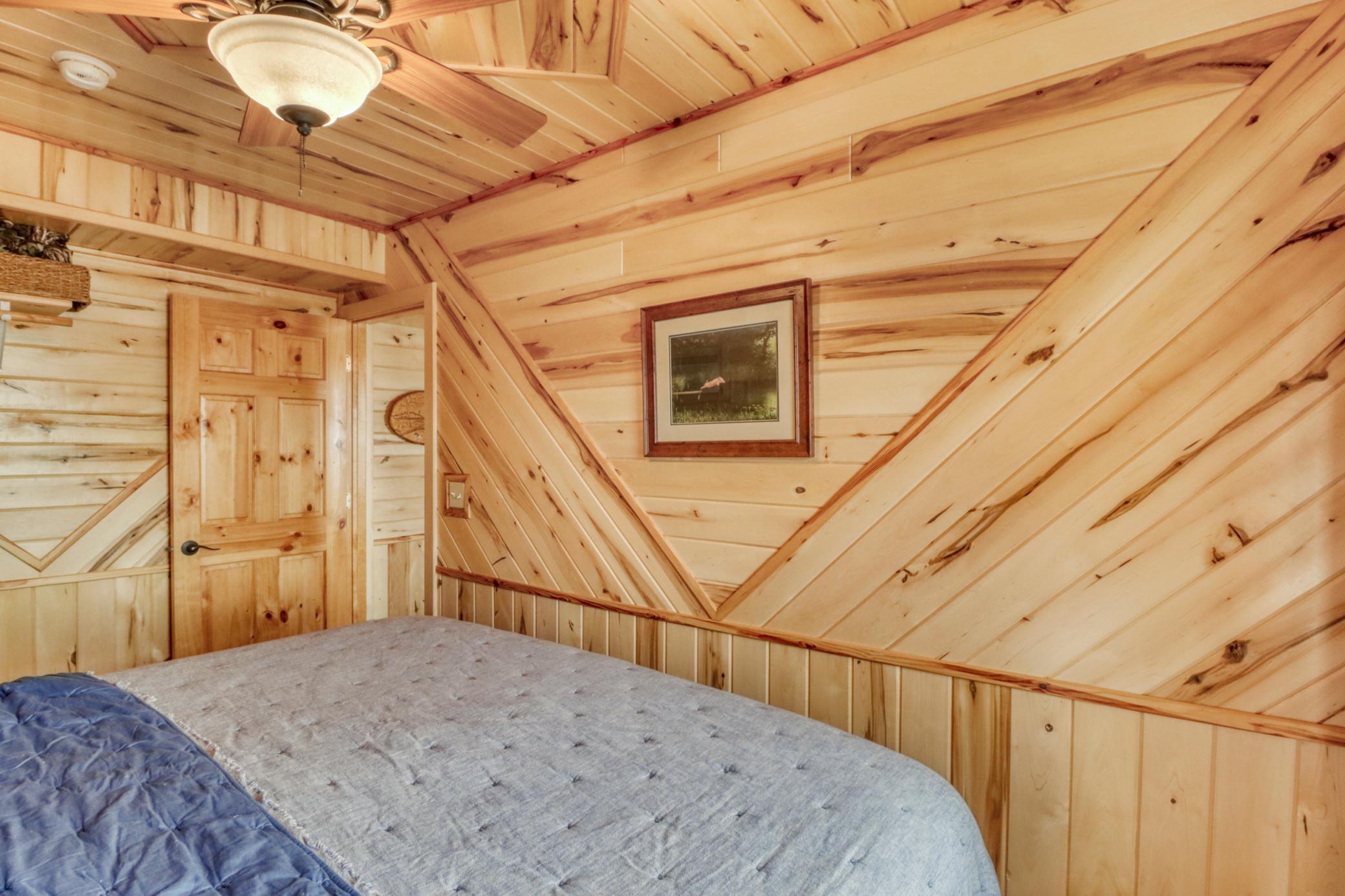 Bedroom2_2.JPG