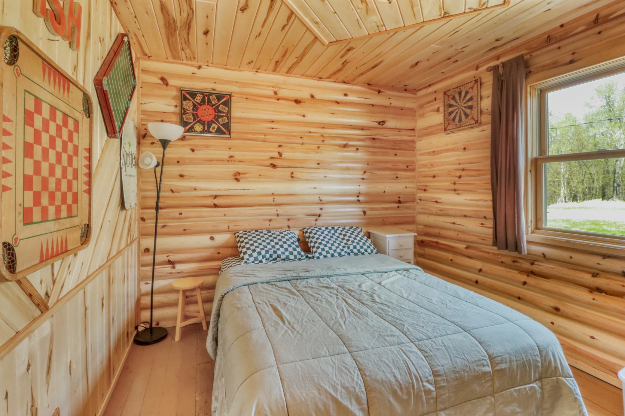Bedroom3_1.JPG