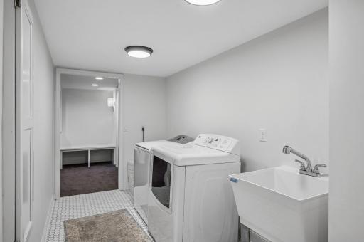 10 Saint Albans Road E, Hopkins, MN 55305