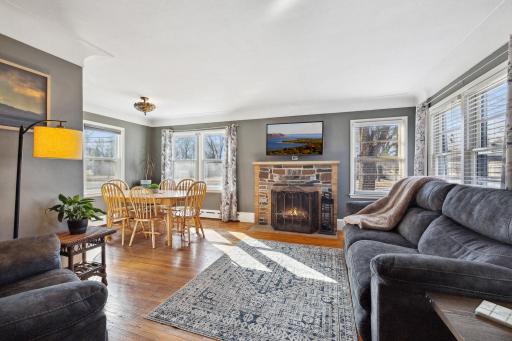 Bright and sunny living room- Welcome home!