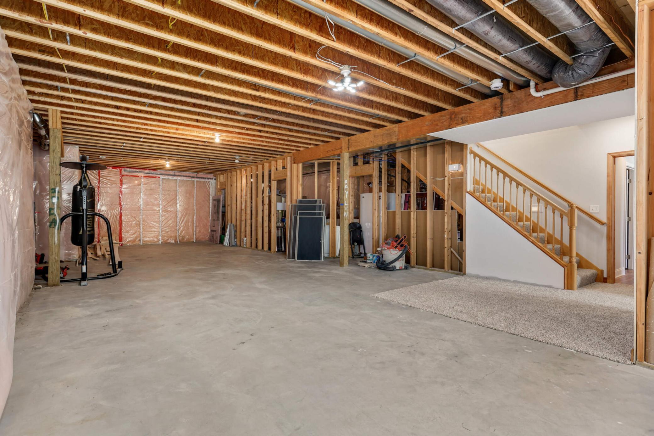 Future family room or great area for additional play area, home gym ... endless possibilities !