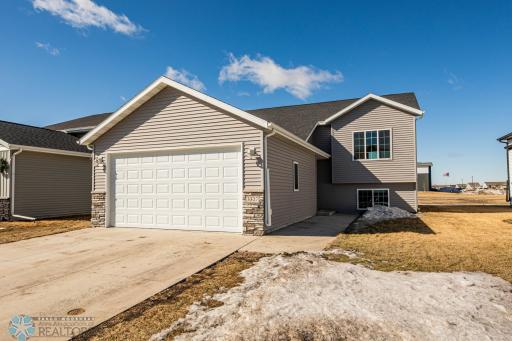 3327 30th Street S, Moorhead, MN 56560