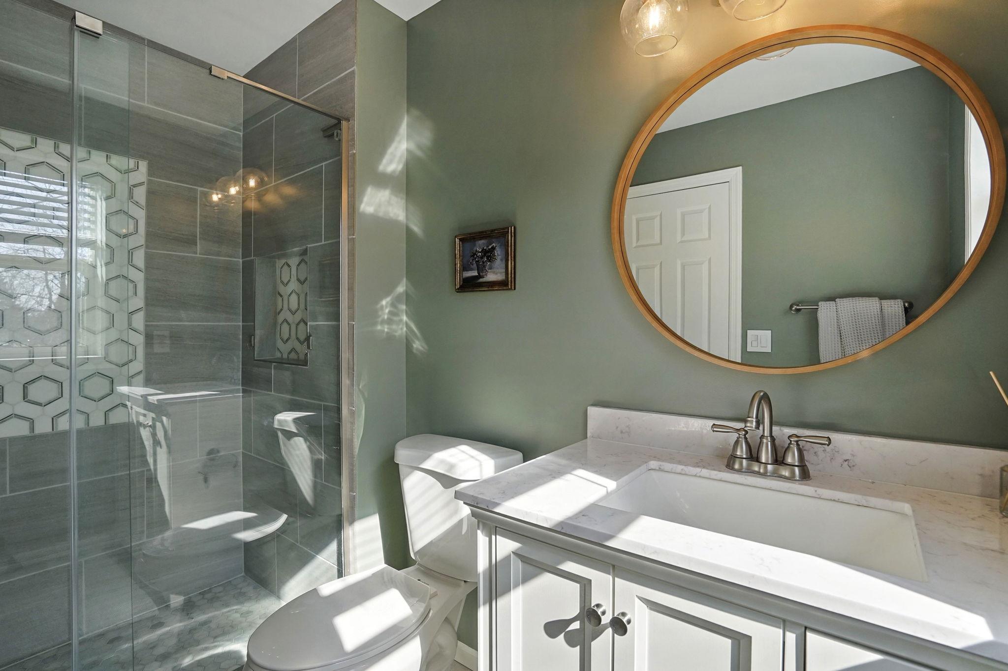 Primary bedroom bathroom