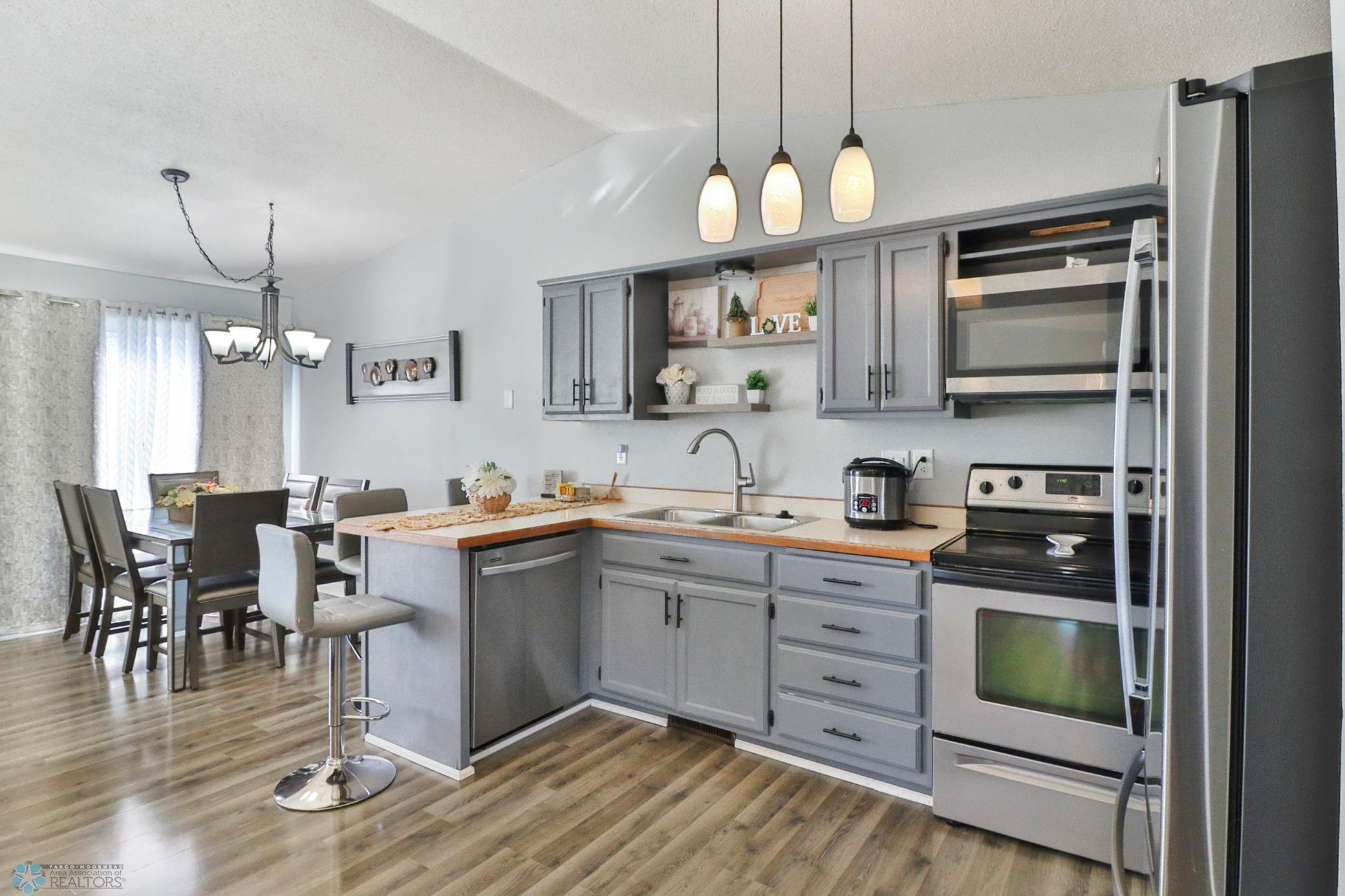 Kitchen1_2.JPG