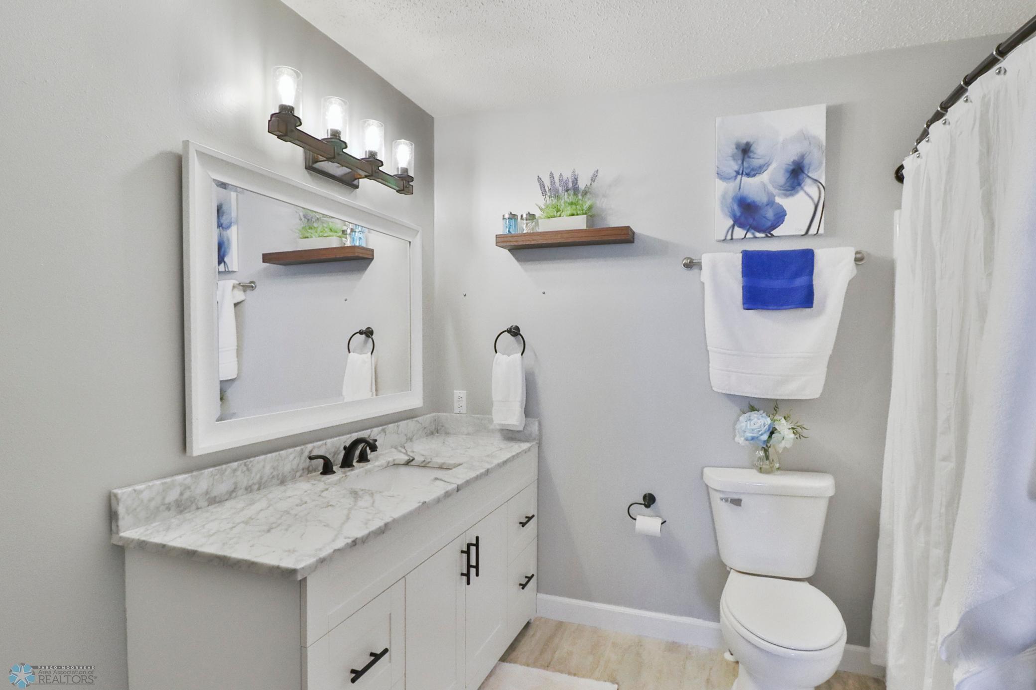 Bathroom1_0.JPG