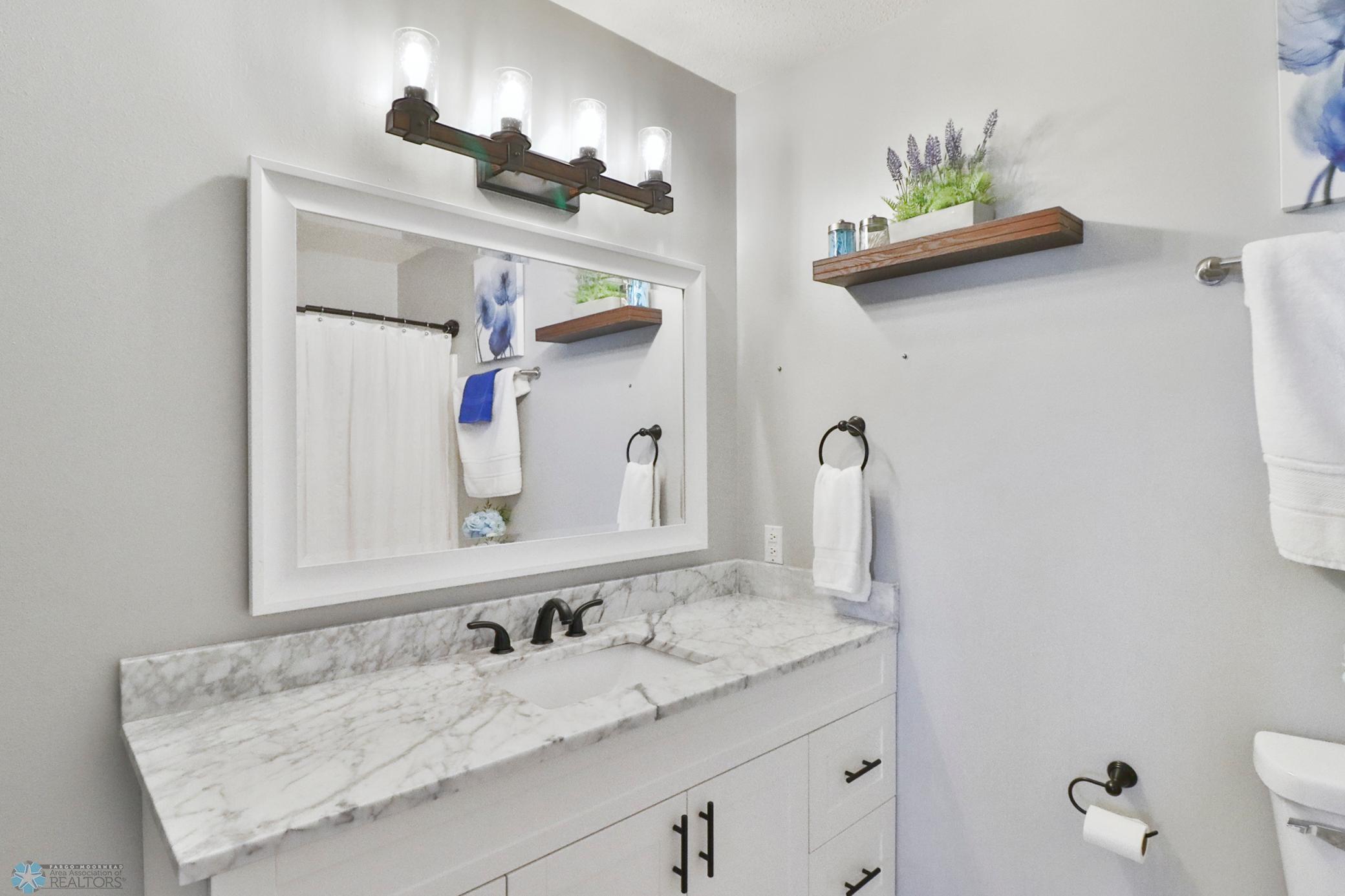 Bathroom1_2.JPG