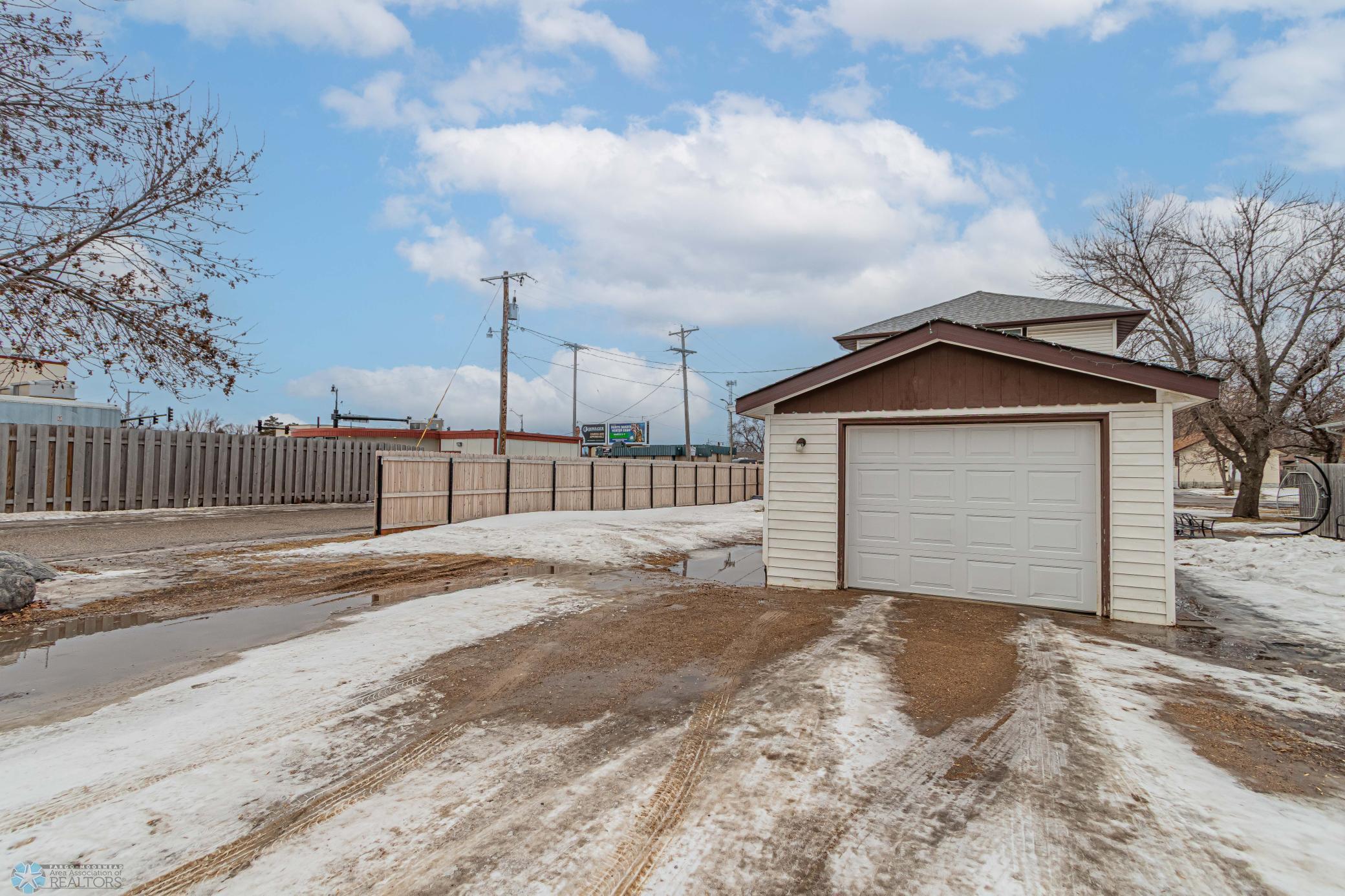 11 Center St, West Fargo, ND 58078-35.jpg
