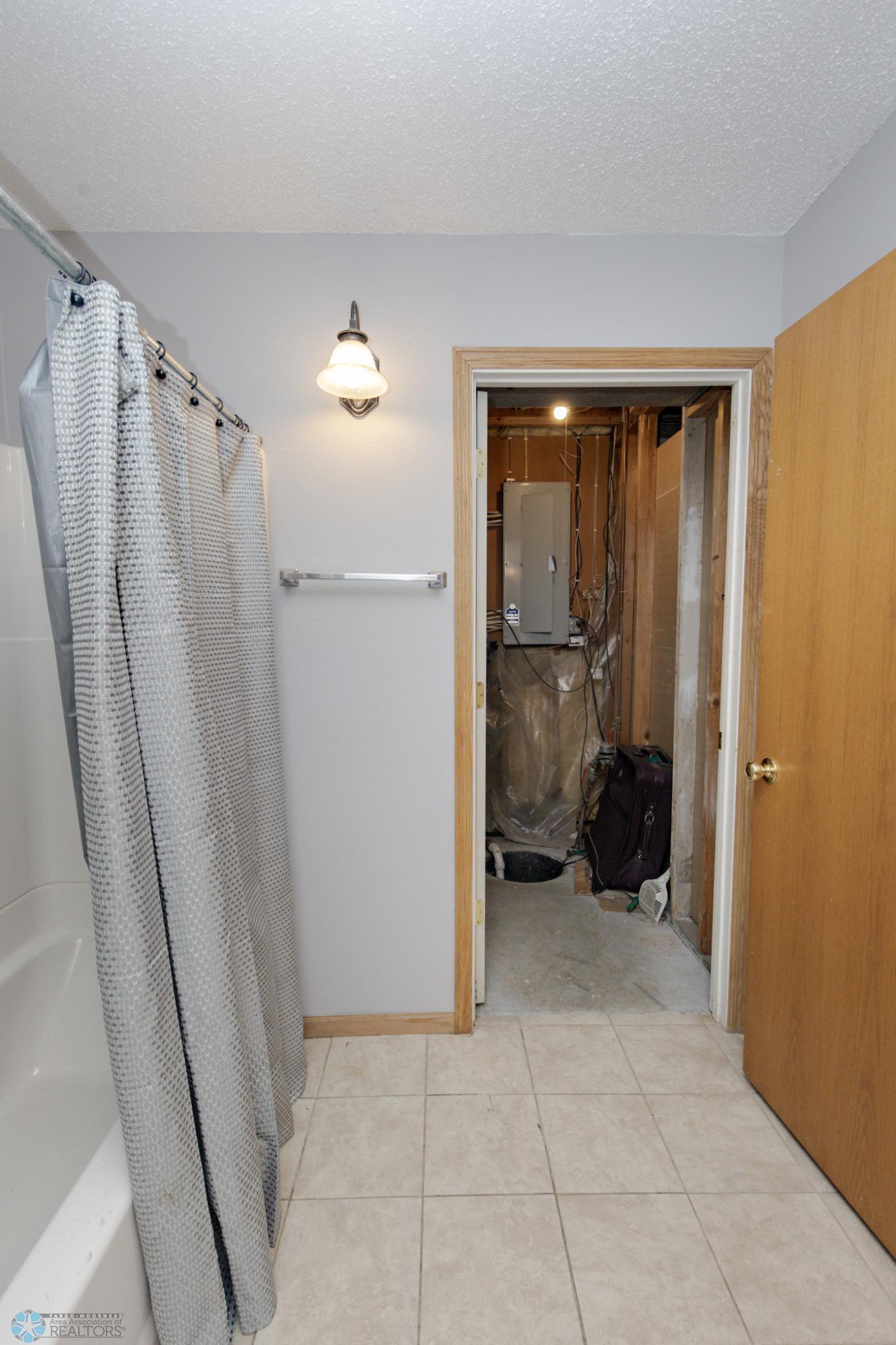 Bathroom 2 - Full