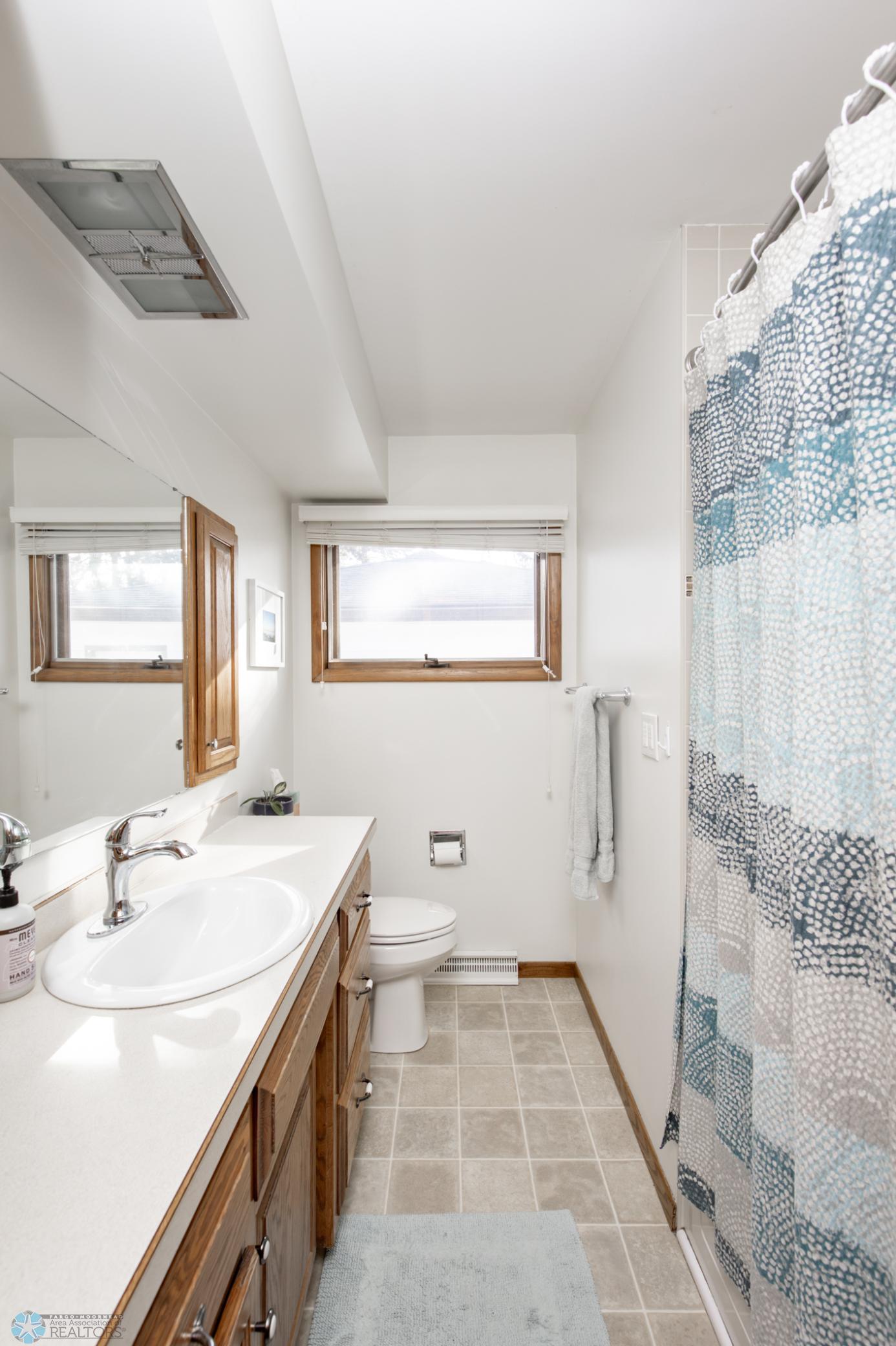 Bathroom 1 - Full
