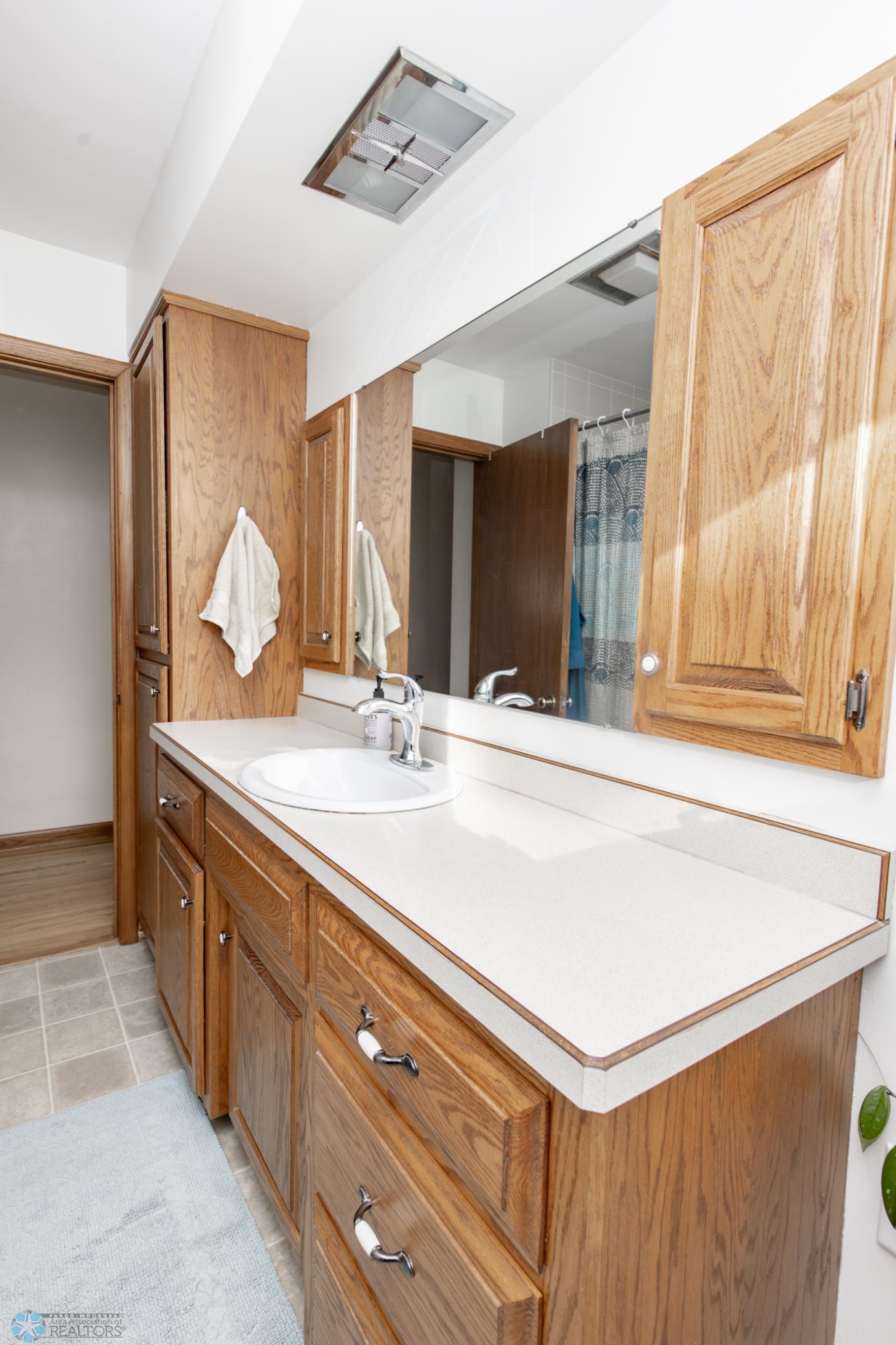 Bathroom 1 - Full