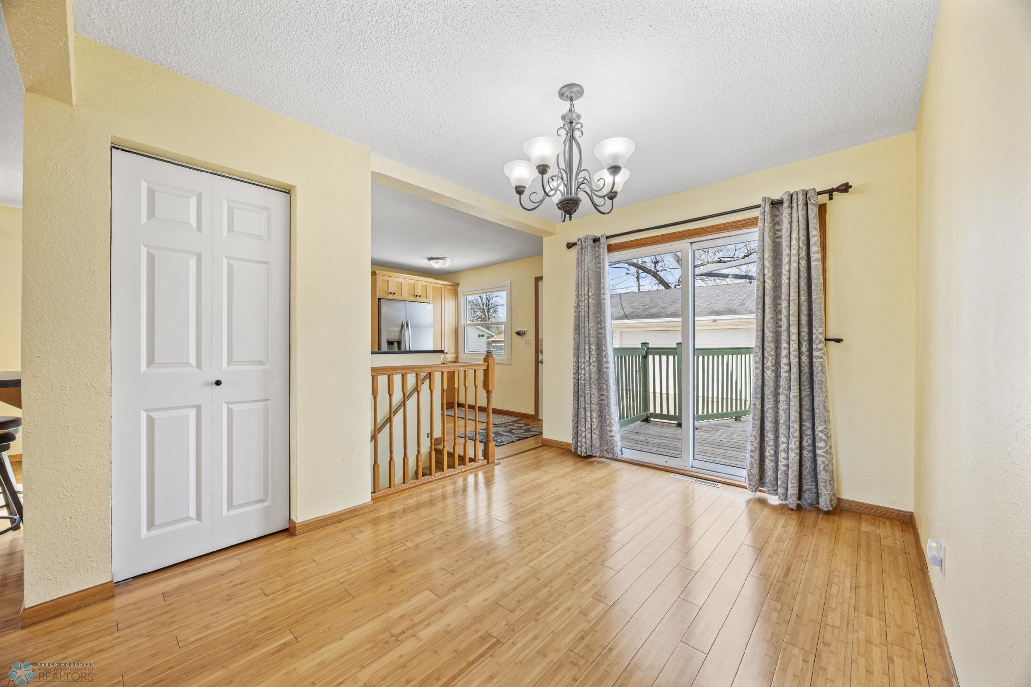 Dining room w/patio doors to deck