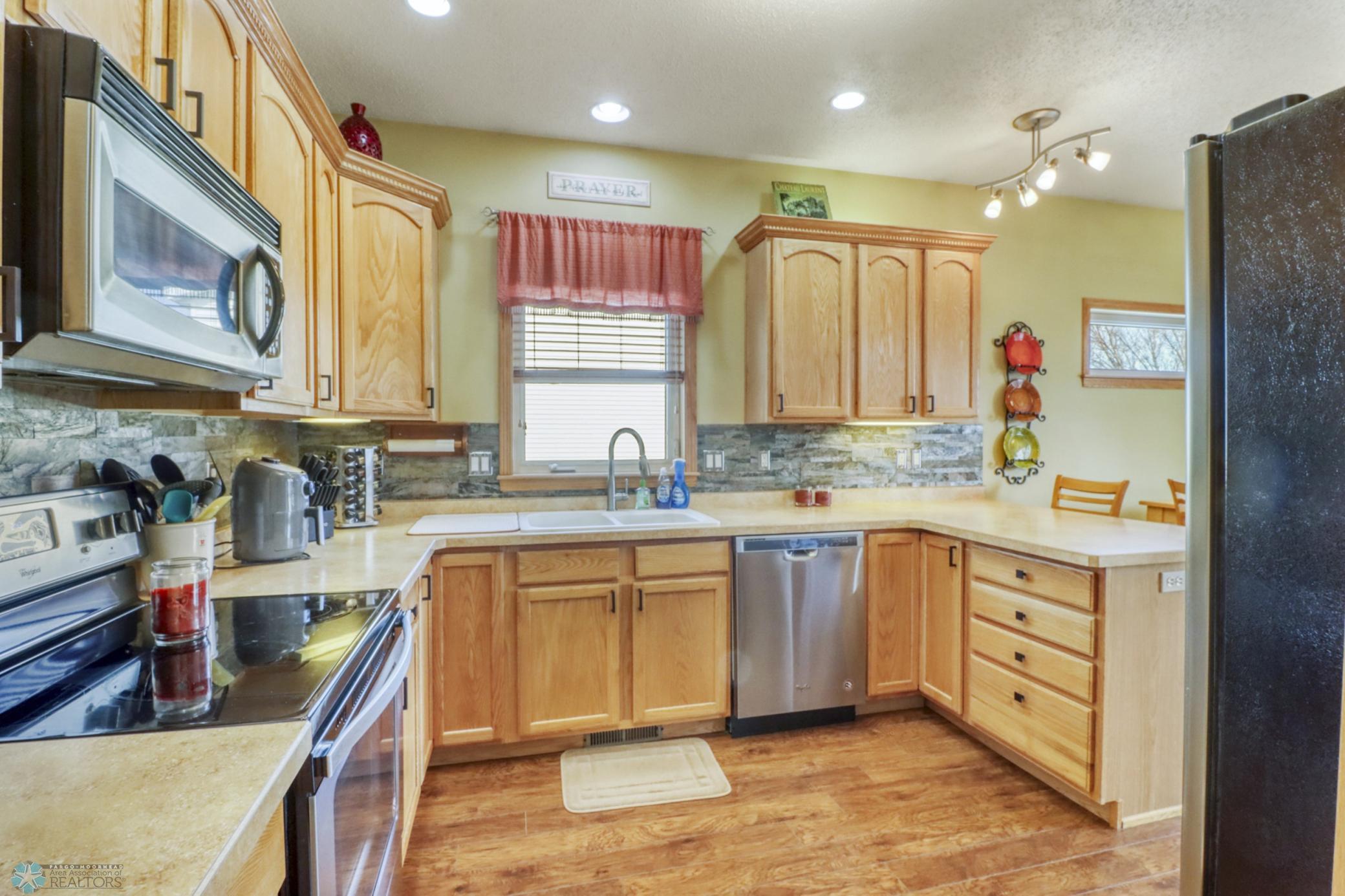 Kitchen1_1.JPG