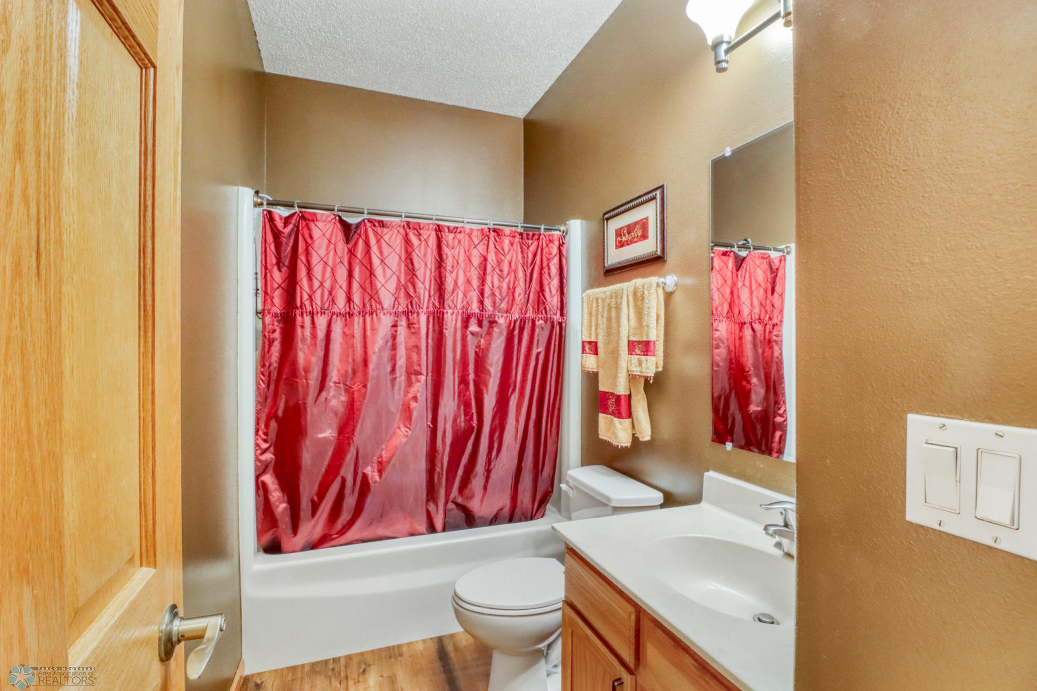 Bathroom1_0.JPG