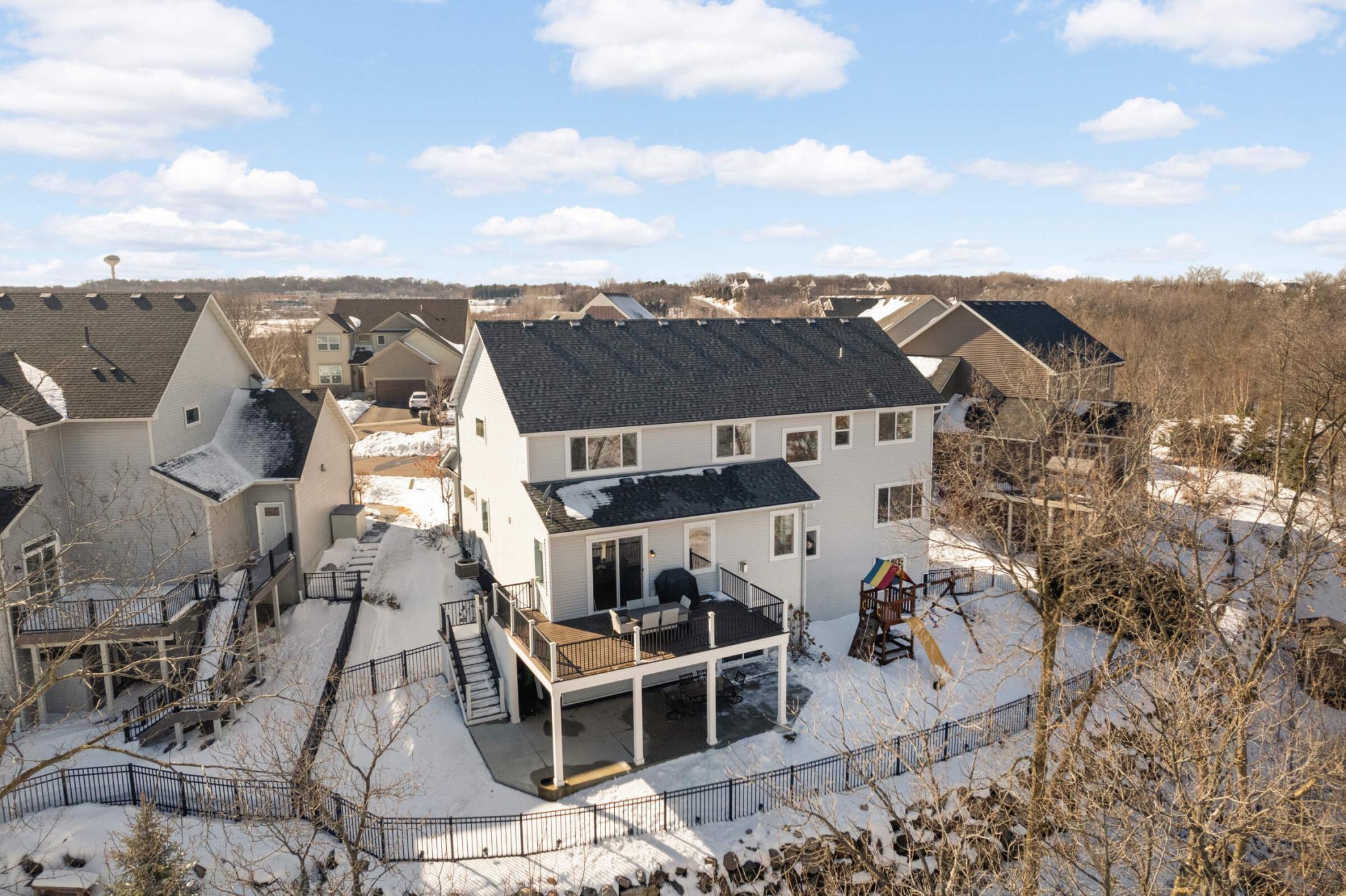 Note the fully fenced yard!