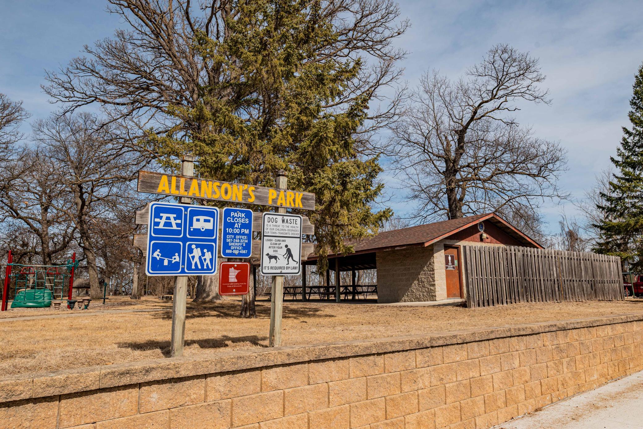 Walking distance to 2 parks. Surrounded by nature and everything that Henderson planners thought of! Ideal location to settle and begin a new chapter. Discover the joy of small town living!