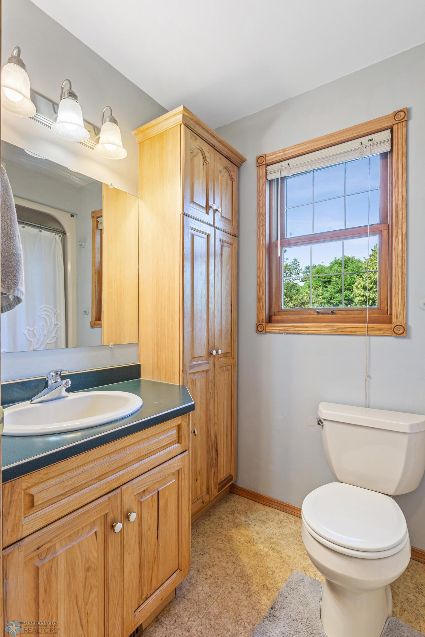 Main floor full bathroom