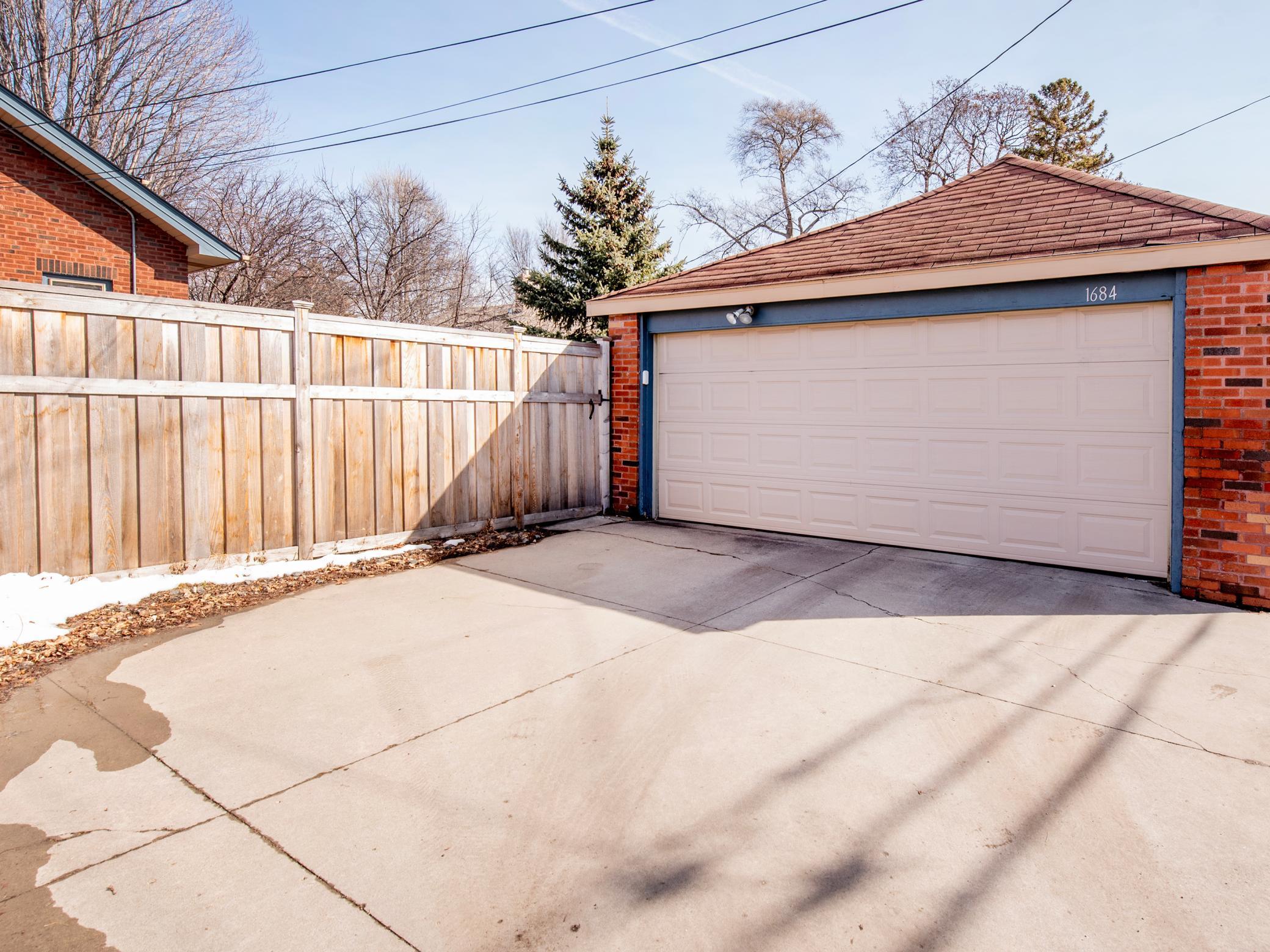 New fence and 2 car garage!