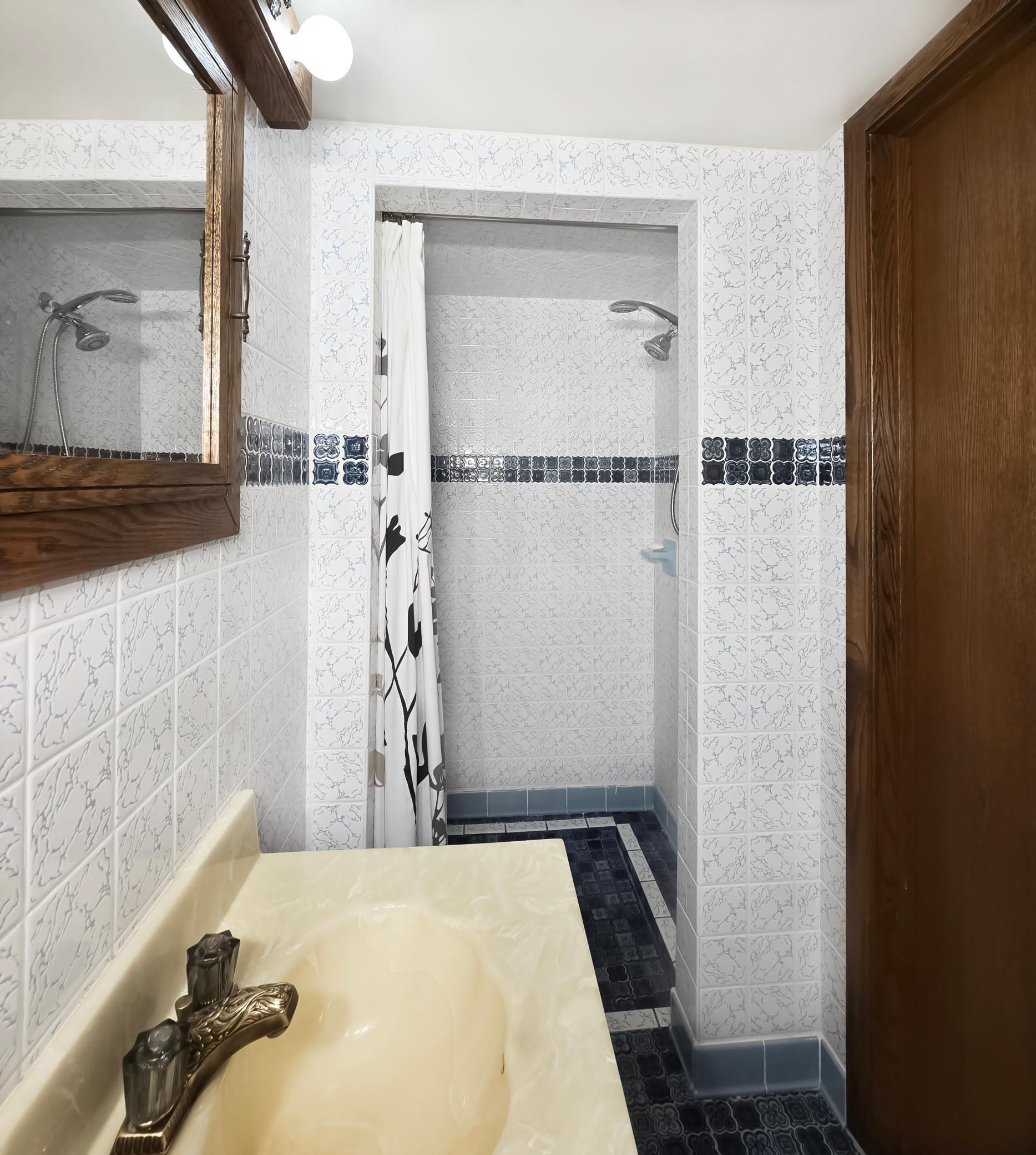 3/4 Bath has nice tiled shower!
