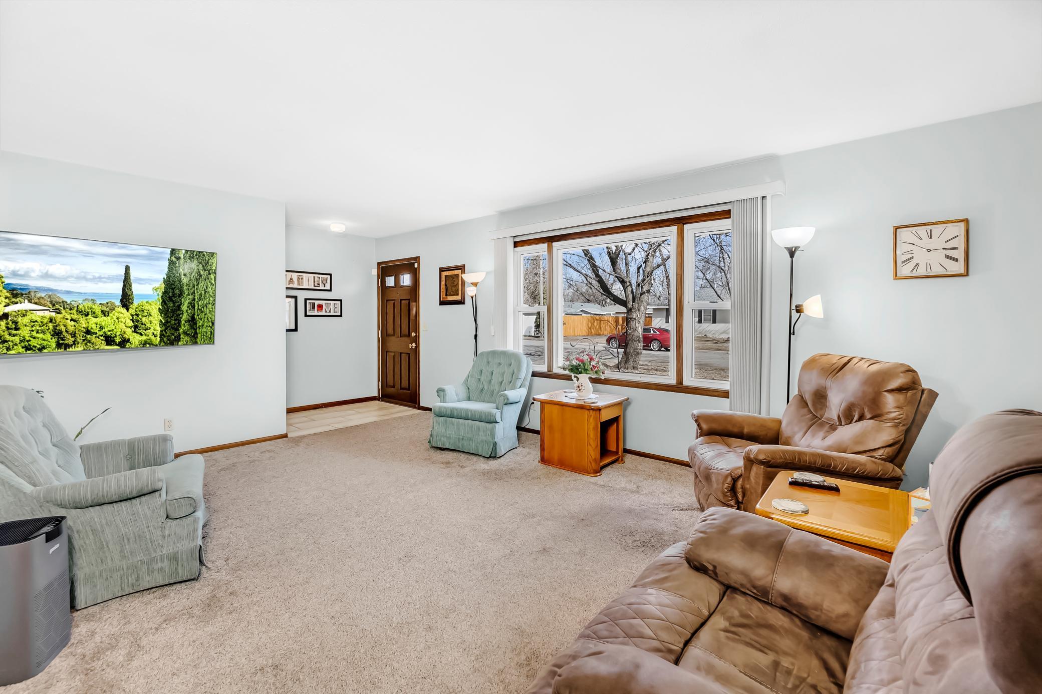 Nice living room with large picture window that let's the sun shine thru!