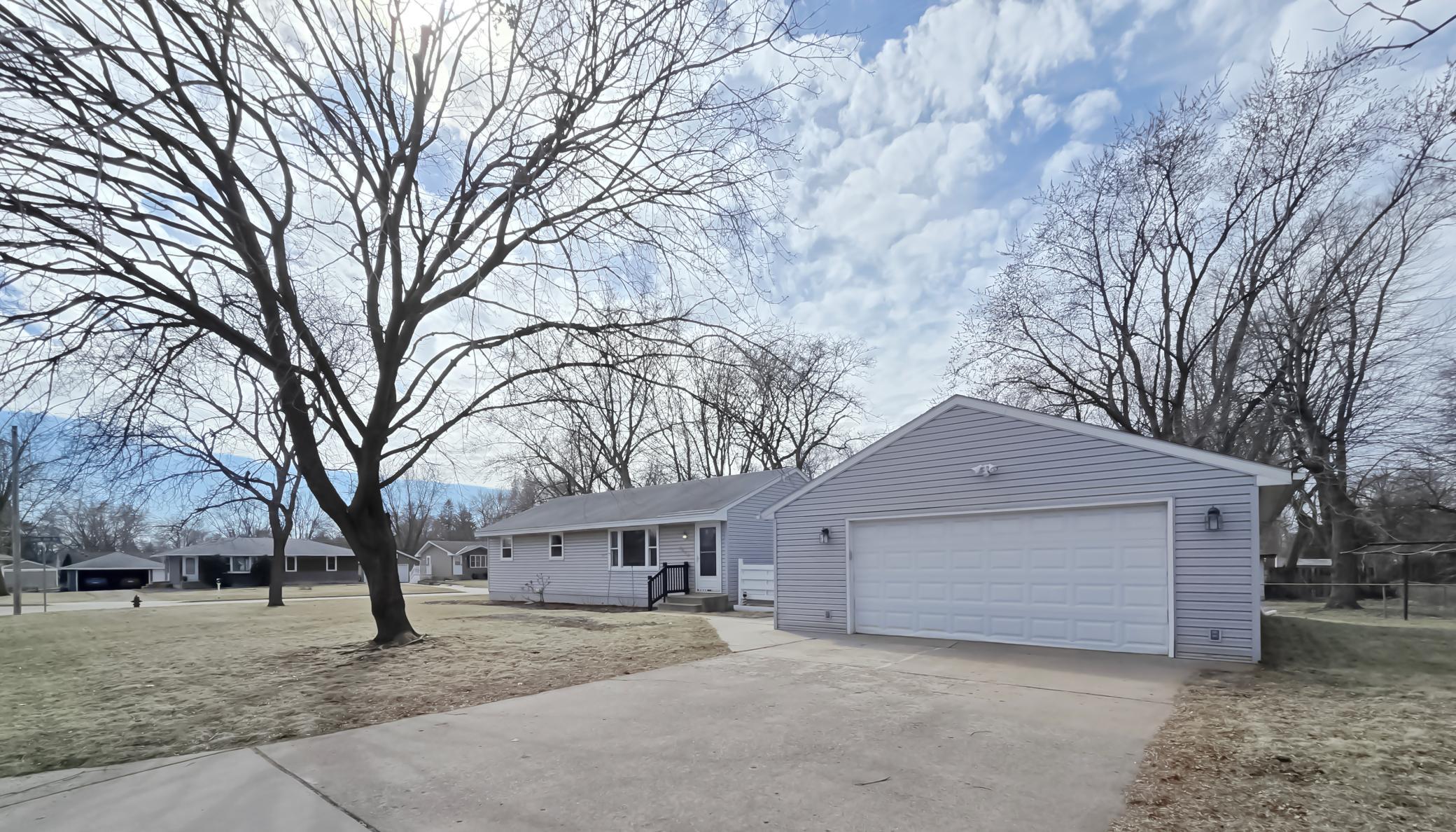 Huge 2.5 car gar w/separate workshop in back