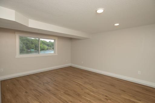 30-web-or-mls-20-Living Roomfloor.jpg