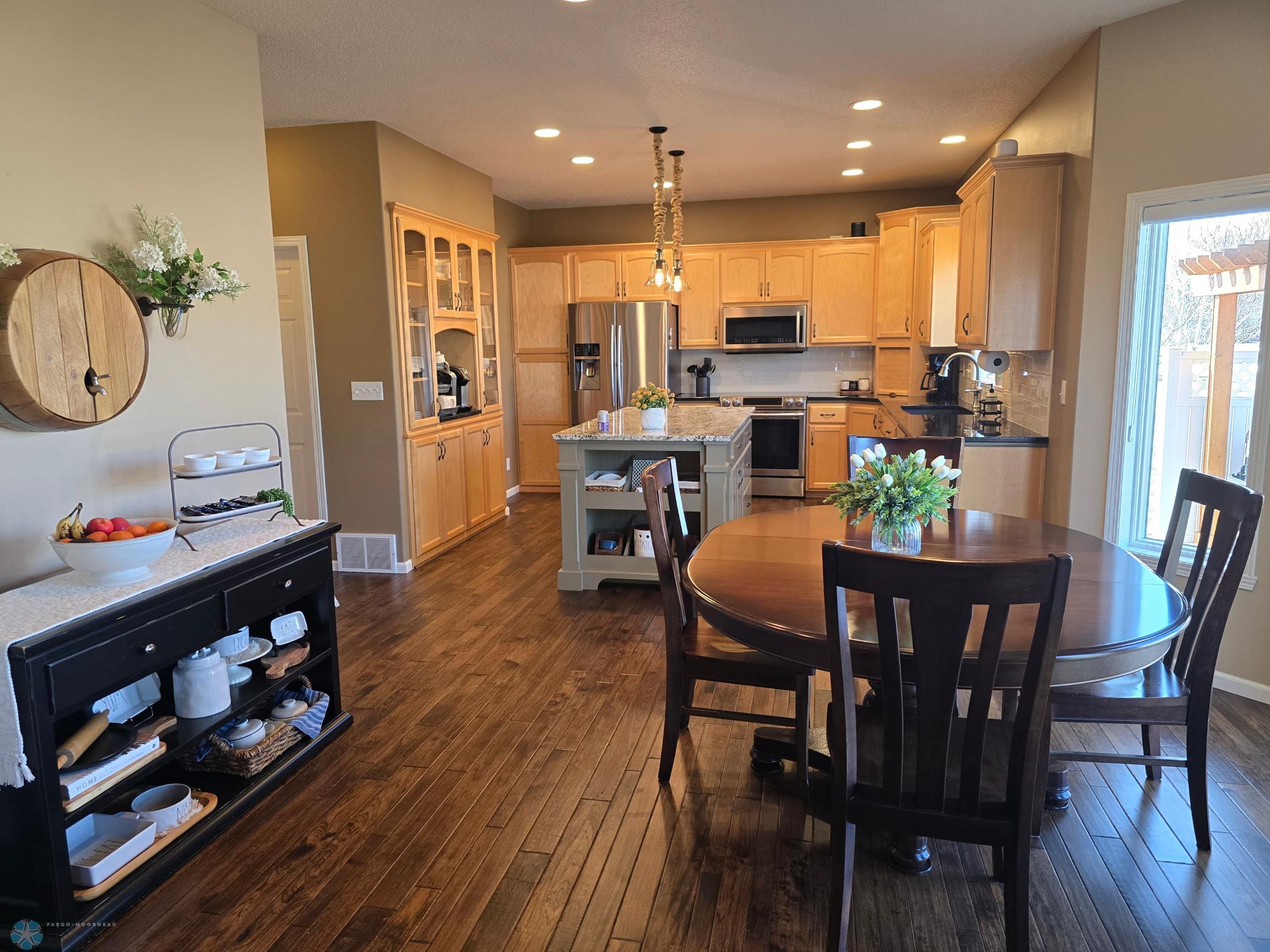 Dining to Kitchen