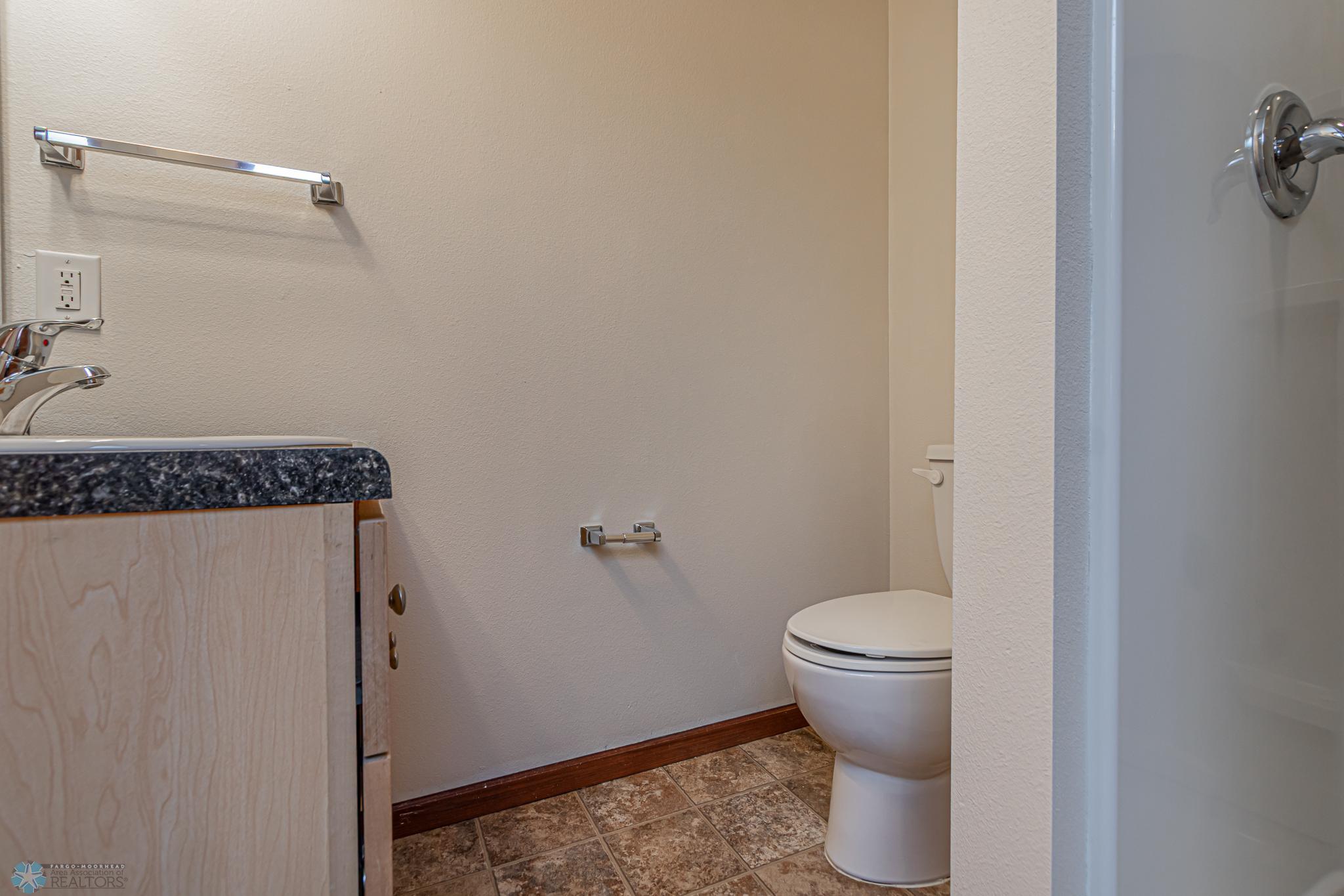 4265 Estate Dr S, Fargo, ND-08.jpg