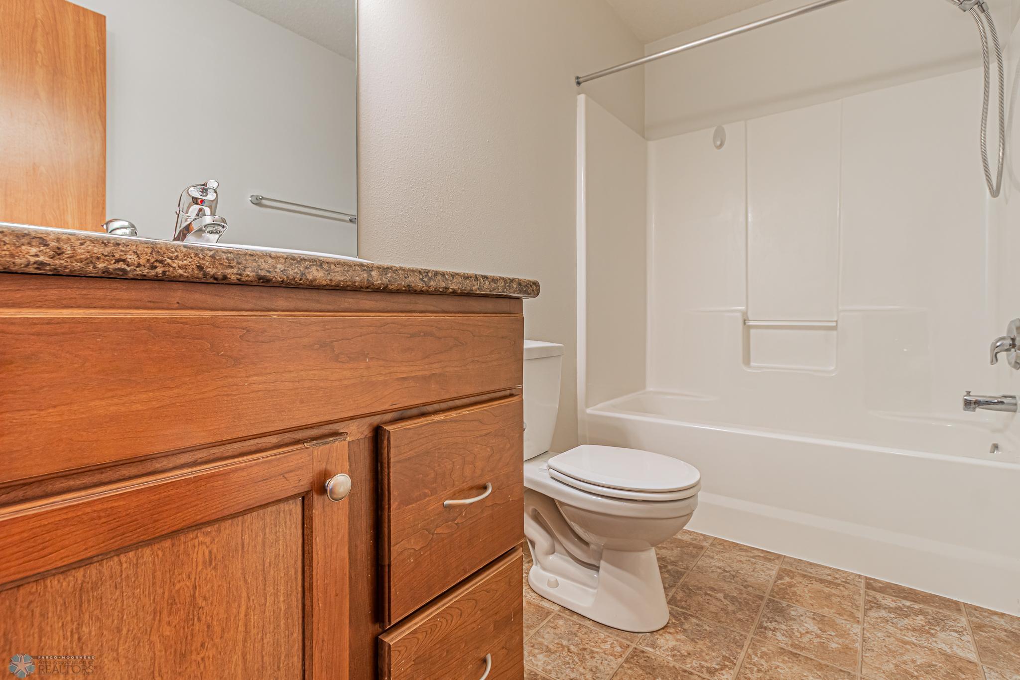 4265 Estate Dr S, Fargo, ND-12.jpg