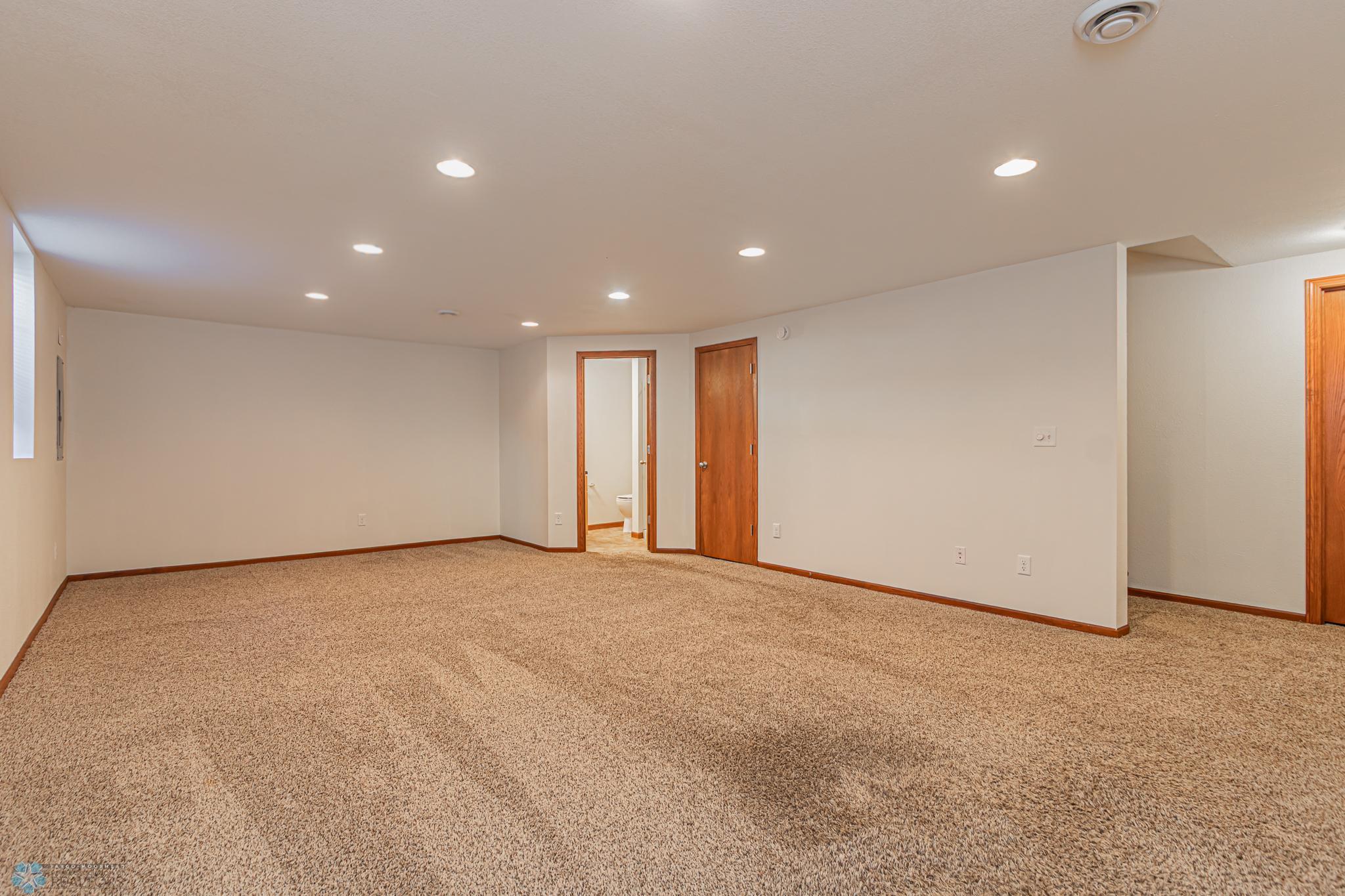 4265 Estate Dr S, Fargo, ND-10.jpg
