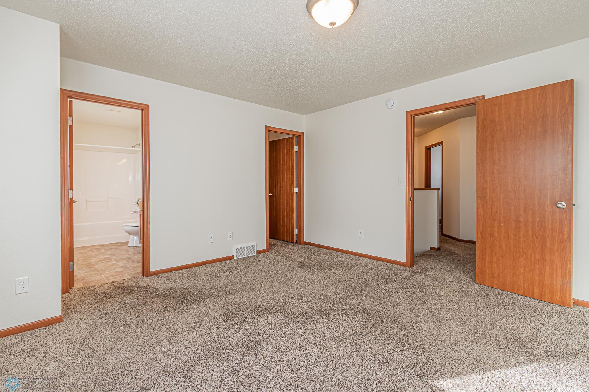 4265 Estate Dr S, Fargo, ND-19.jpg